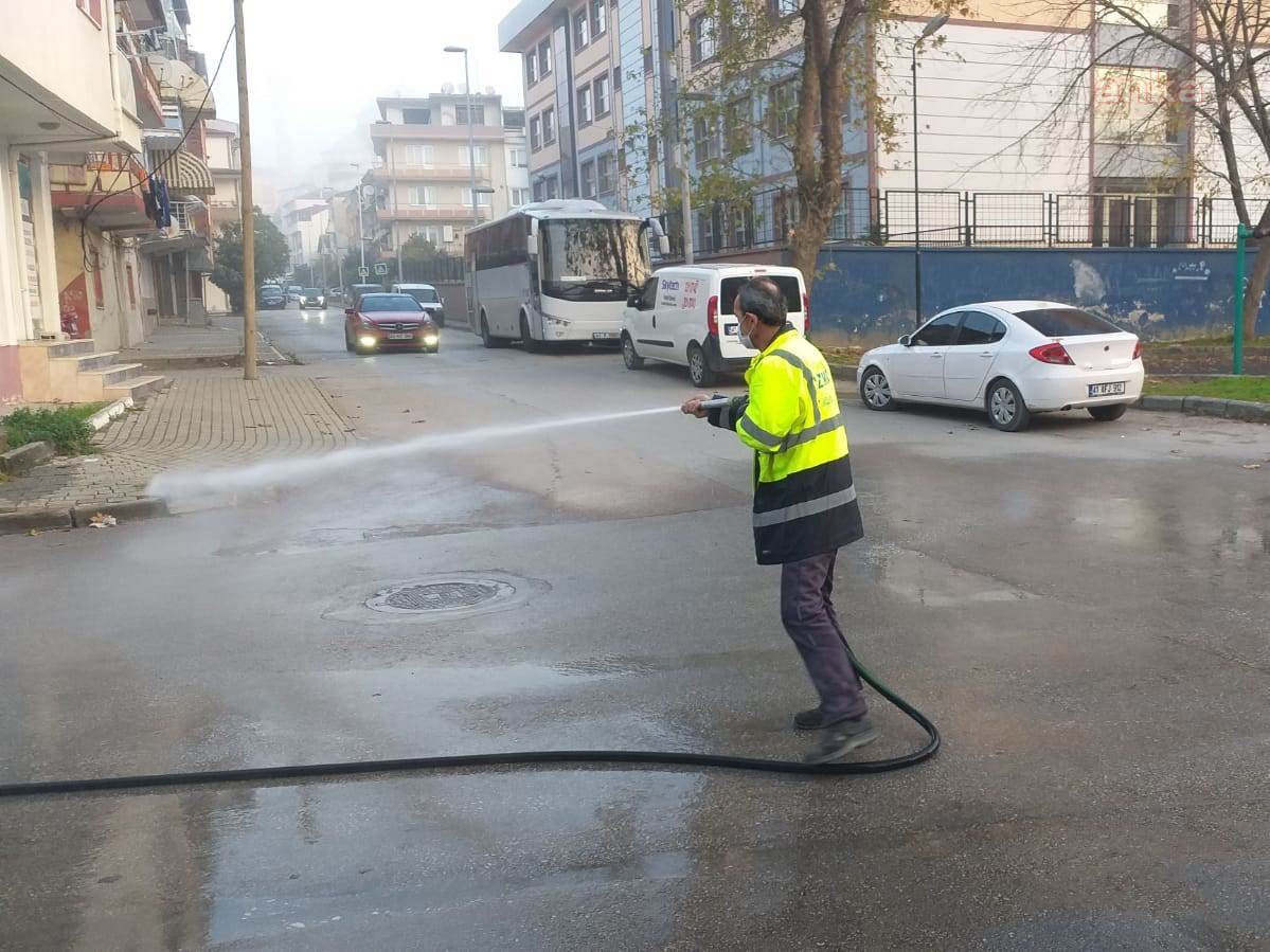 İZMİT BELEDİYESİ DEZENFEKSİYON ÇALIŞMALARINI SOKAĞA ÇIKMA YASAĞINDA DA SÜRDÜRÜYOR