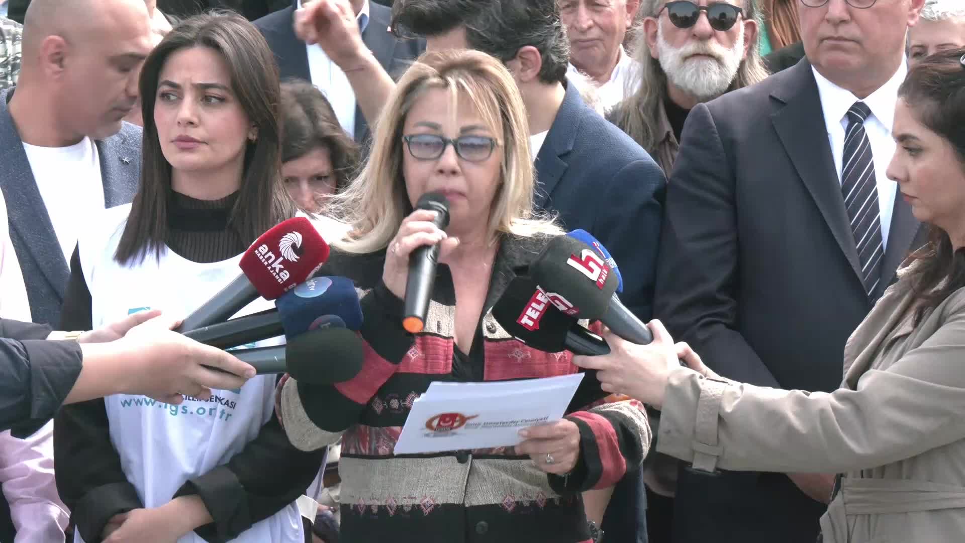 İzmir’de gazetecilerden gözaltı ve tutuklamalara tepki: Bugüne kadar baskıya rağmen görevimizi yapmaktan vazgeçmedik, vazgeçmeyeceğiz
