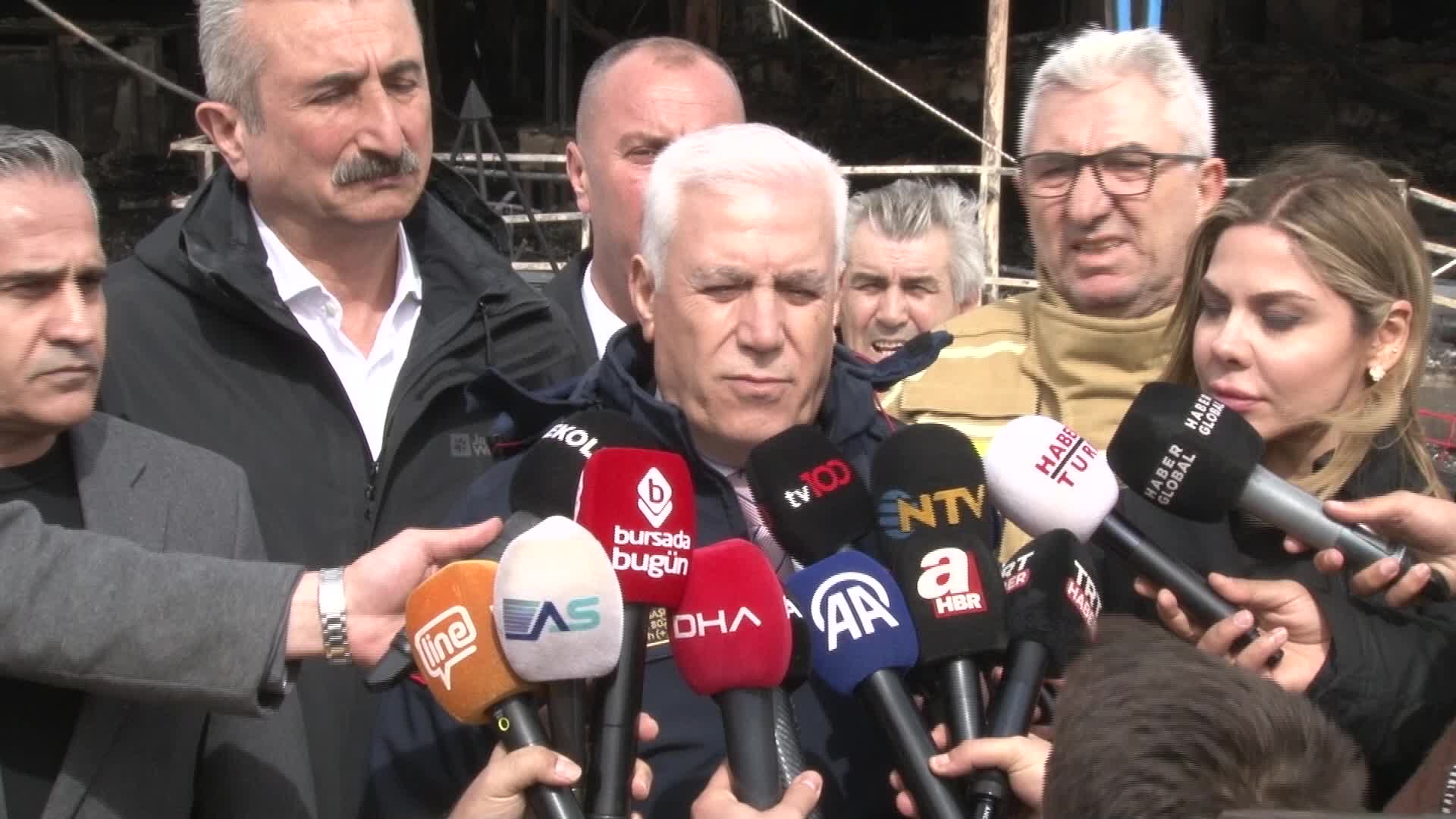 Bursa Büyükşehir Belediye Başkanı Mustafa Bozbey, Uludağ’da yangın çıkan otelde incelemelerde bulundu
