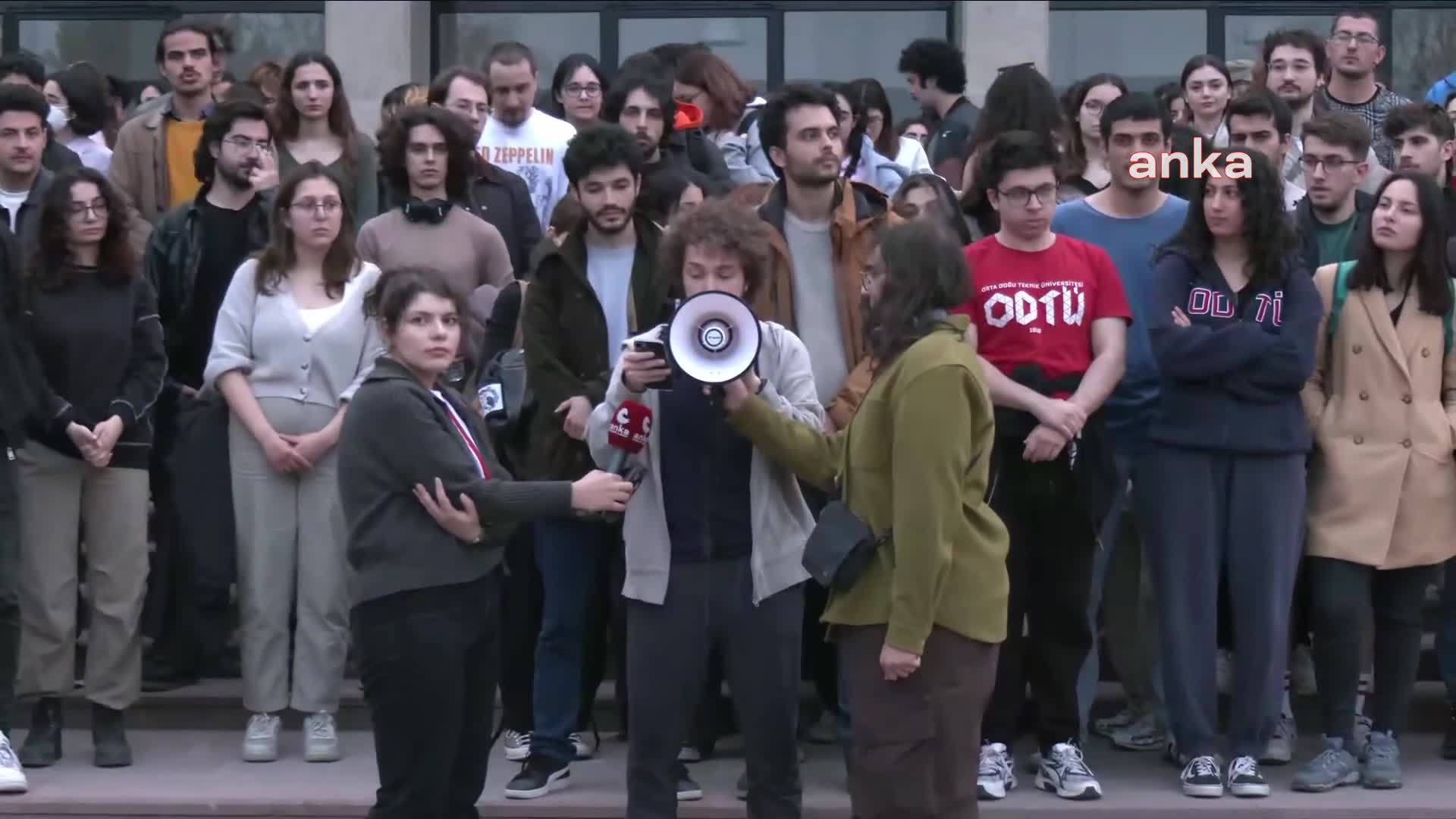 ODTÜ öğrencileri Rektörlük önünde açıklama yaptı… “Bizler artık mücadele ateşini yaktık, gözaltılar tutuklamalar ve baskılar bizi yıldıramayacak”