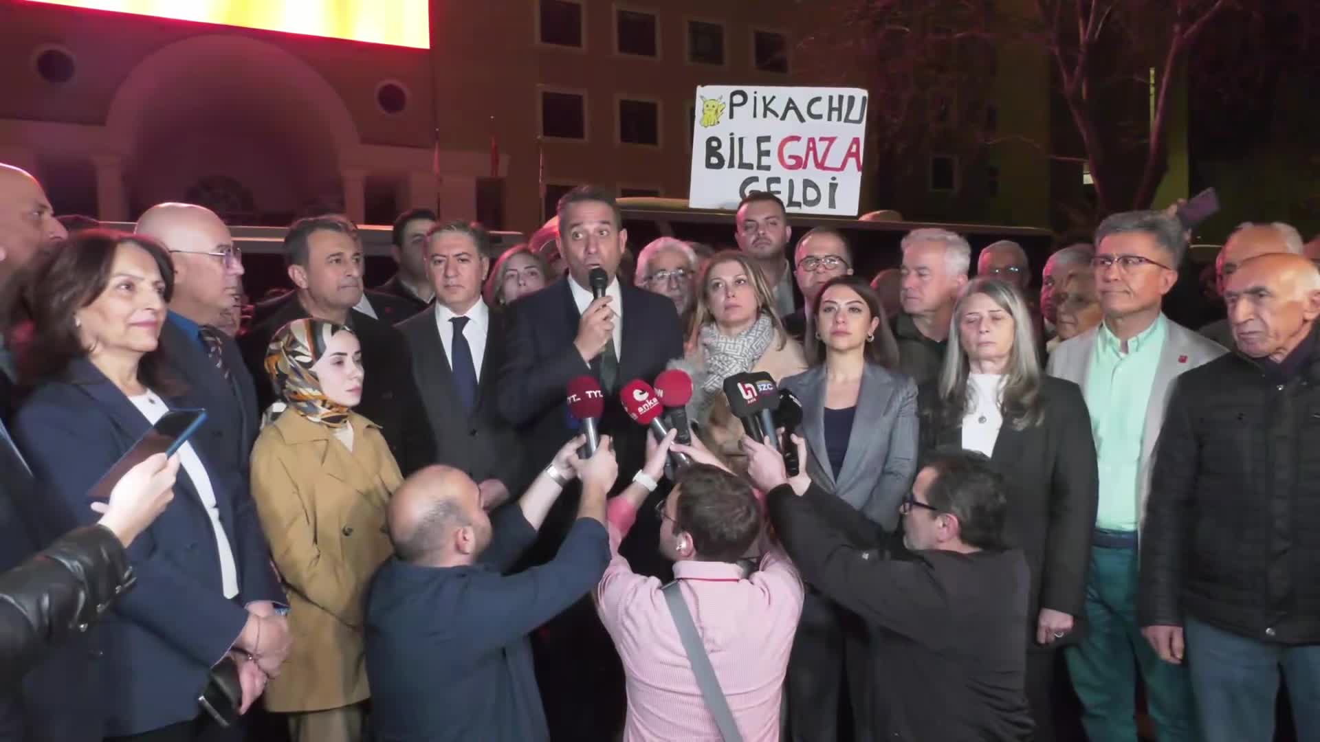 CHP heyetinin RTÜK önüne gelmesi engellenmeye çalışıldı... CHP'li Başarır, "Halk TV'nin, SZC TV'nin, TELE1'in ve NOW TV'nin sonuna kadar arkasındayız"