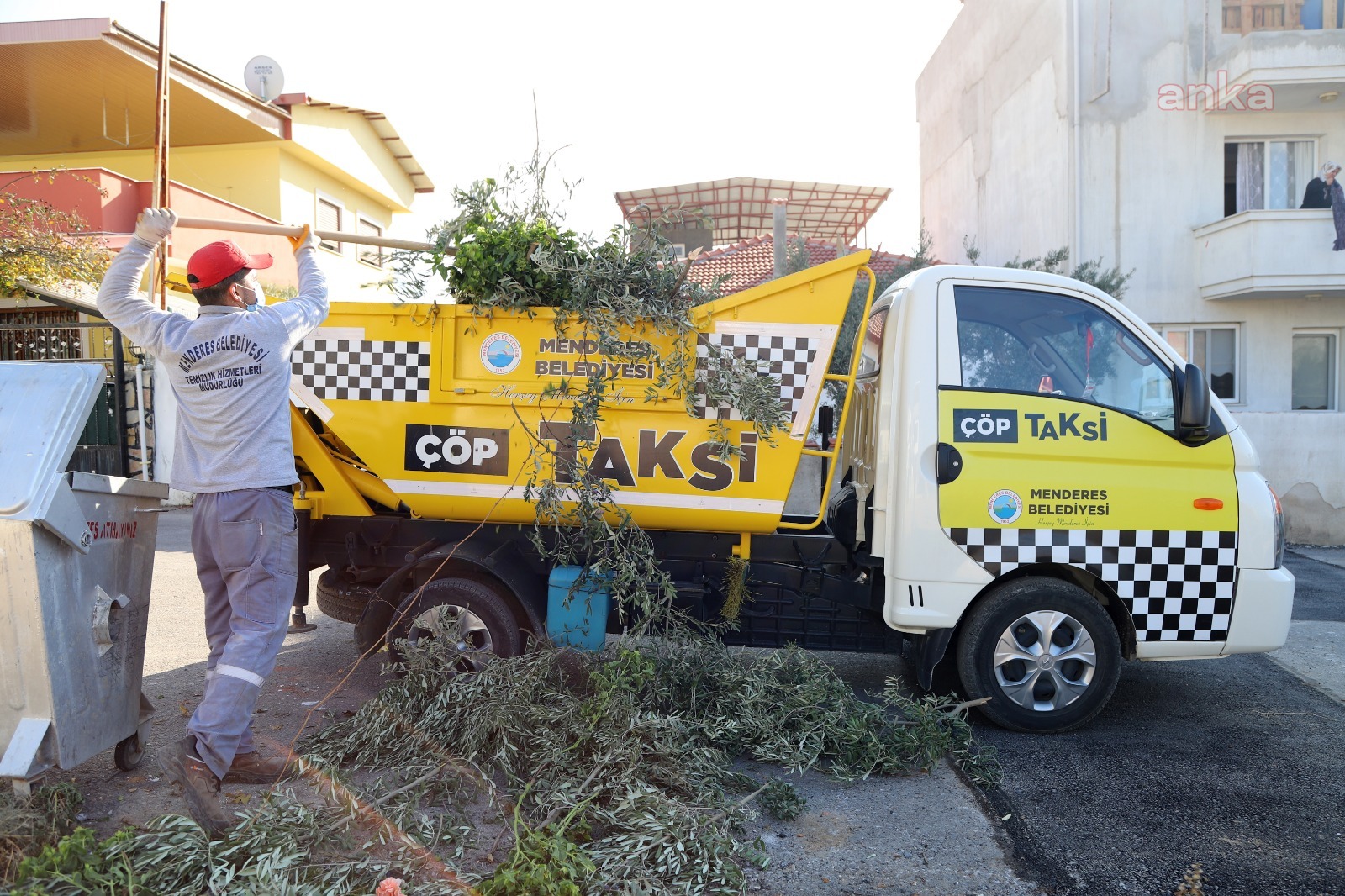MENDERES BELEDİYESİ'NDEN KISITLAMALAR SÜRESİNCE YOĞUN ÇALIŞMA