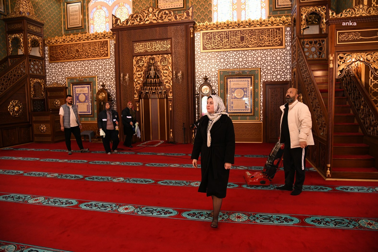 Yunusemre Belediyesi'nden bayram öncesi camilerde temizlik çalışması