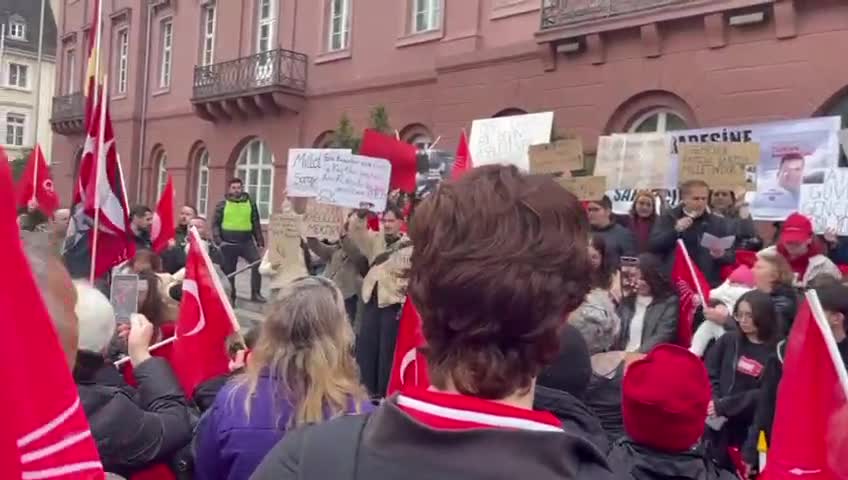 Almanya Anayasa Mahkemesi'nin bulunduğu Karlsruhe’de İmamoğlu’na destek mitingi