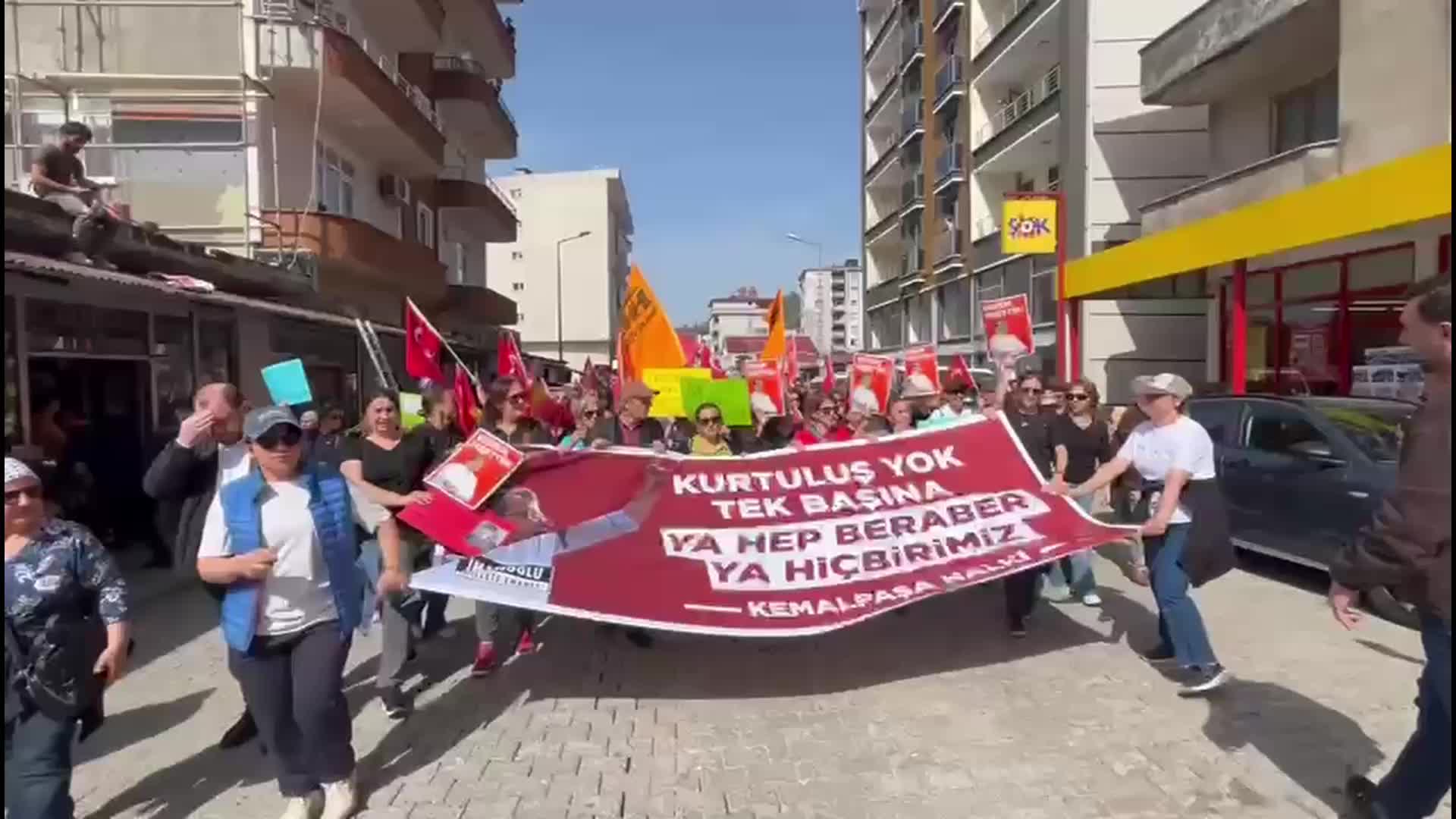 Artvin Kemalpaşa'da, Ekrem İmamoğlu'na destek eylemi: "İmamoğlunu, 18-19 yaşındaki genç çocuklarımızı derhal bırakın"