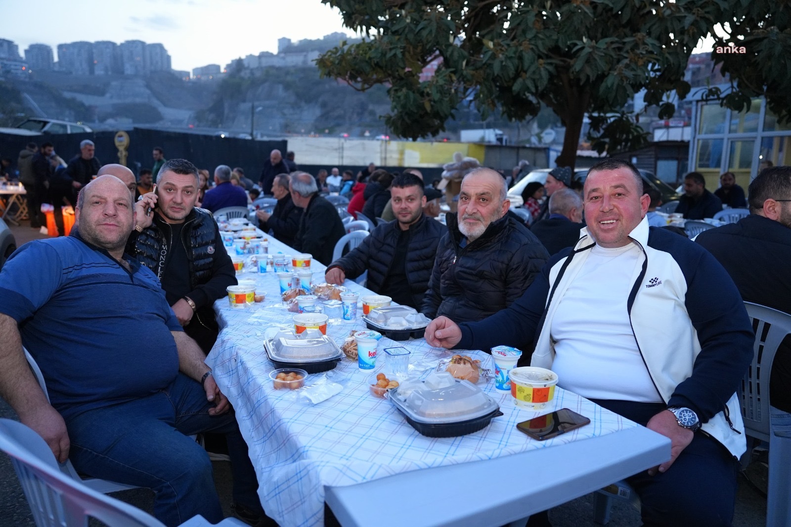 Ortahisar Belediye Başkanı Kaya, Değirmendere ve Sanayi mahallelerinde düzenlenen iftara katıldı