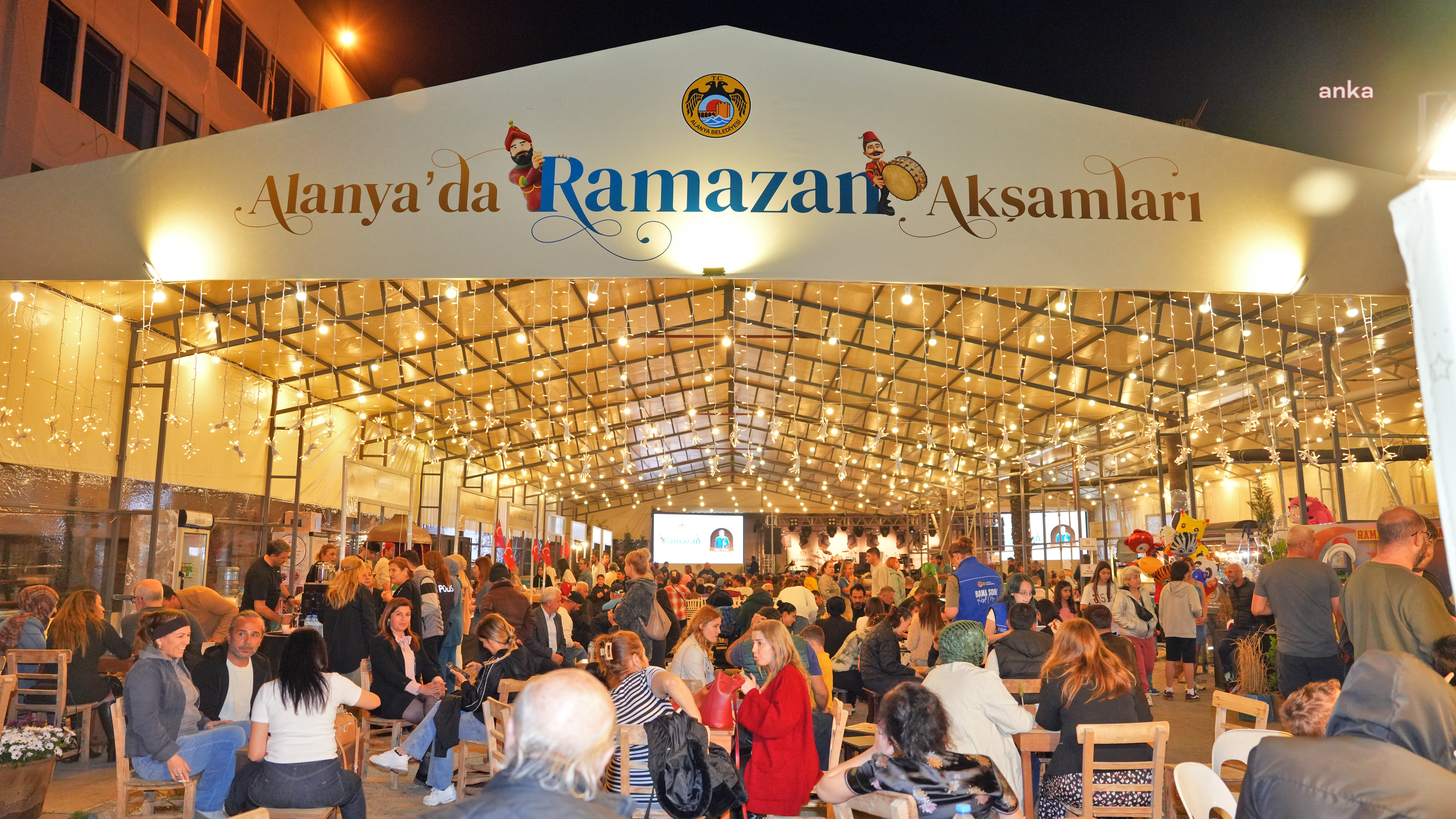 Alanya'da sanatçı Uğur Önür sahne aldı