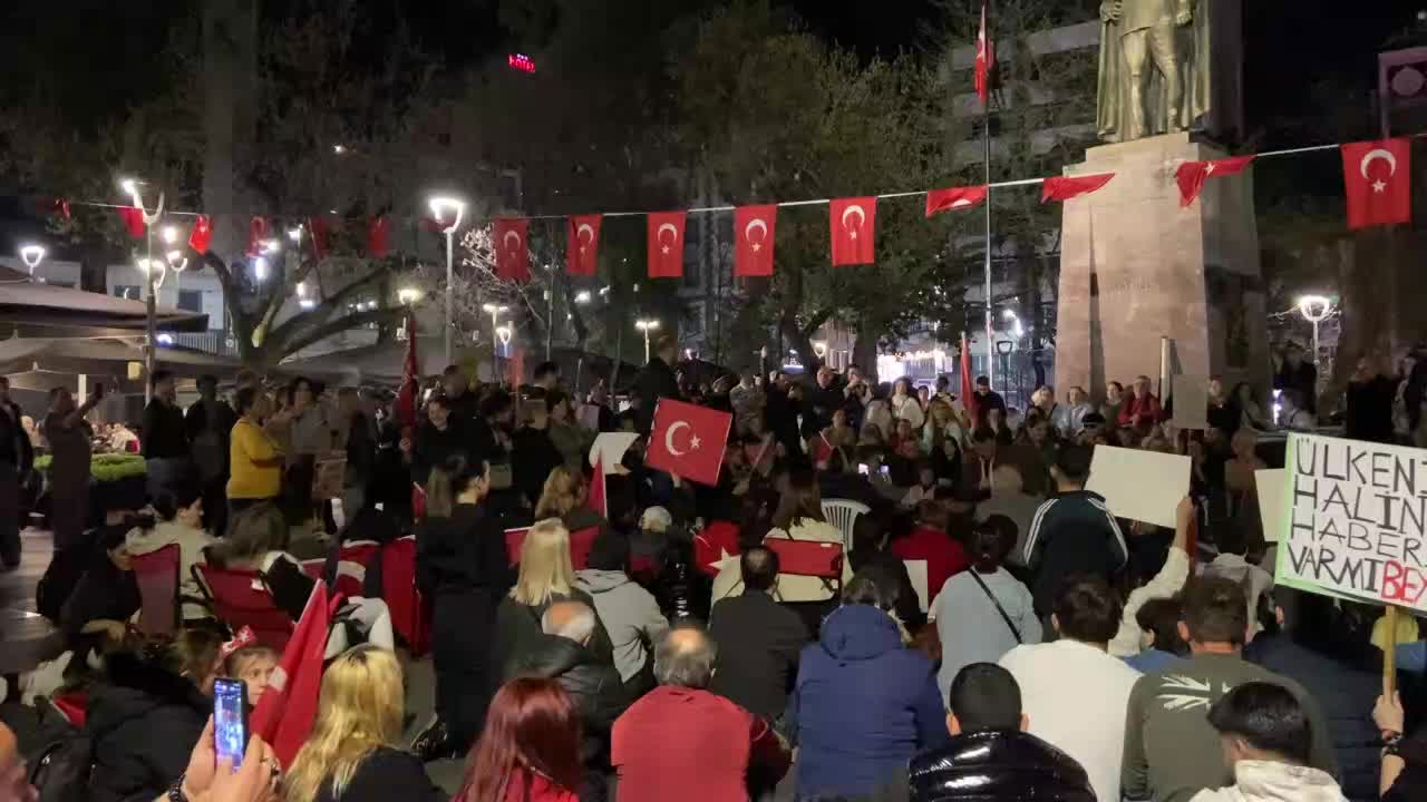 İmamoğlu için adalet nöbetine katılan 91 yaşındaki hemşehrisinden şiirli destek