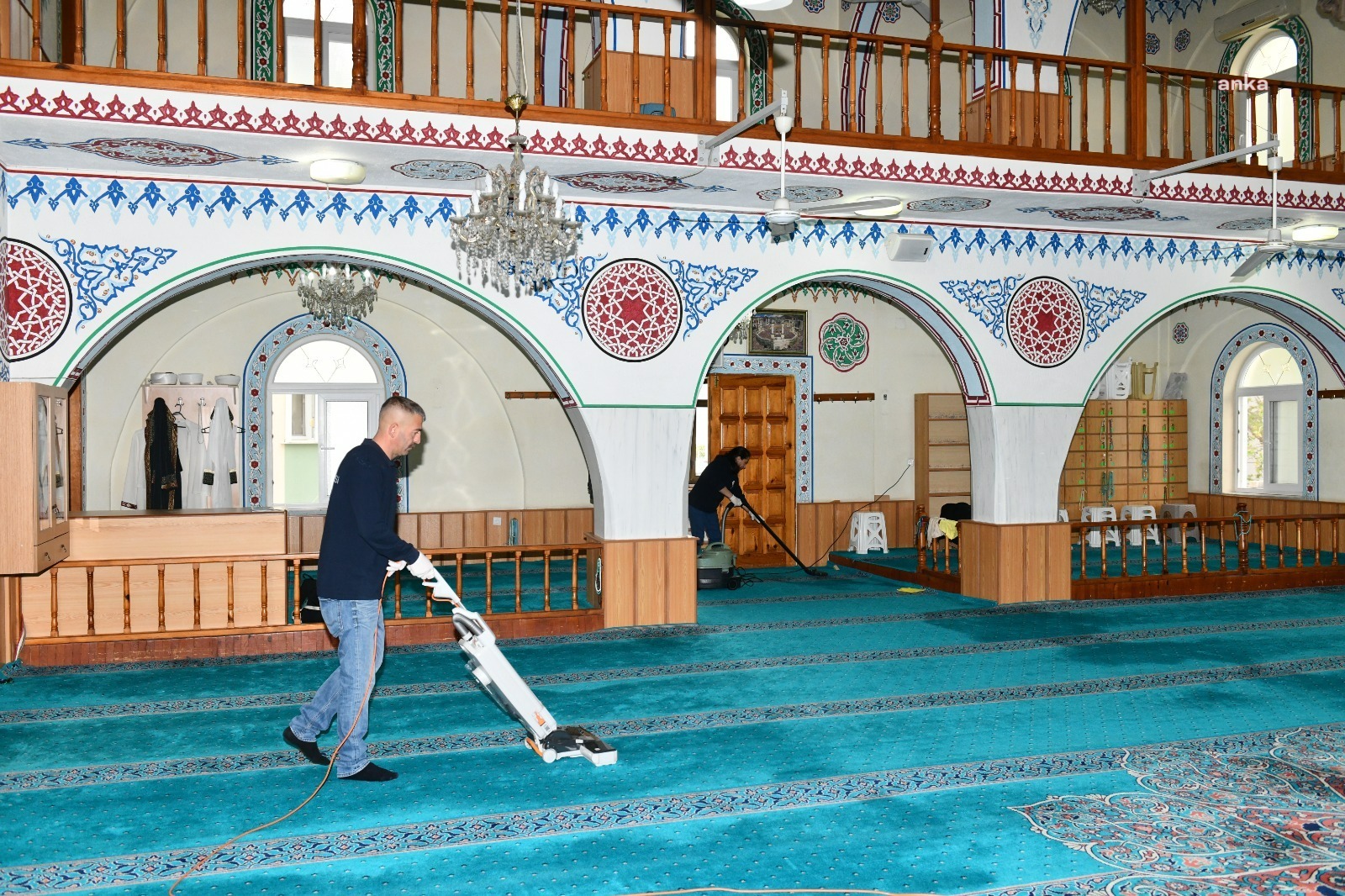 Çiğli Belediyesi’nden Ramazan Bayramı öncesi camilere temizlik