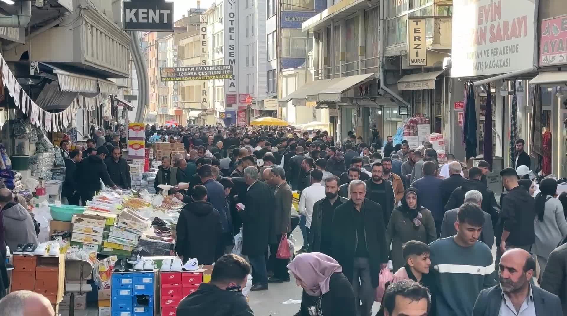 Van’da vatandaşlar  bayram öncesi alışveriş yapamadı: "Gücüm yetmiyor alışveriş yapmaya ancak şeker alabilirim"