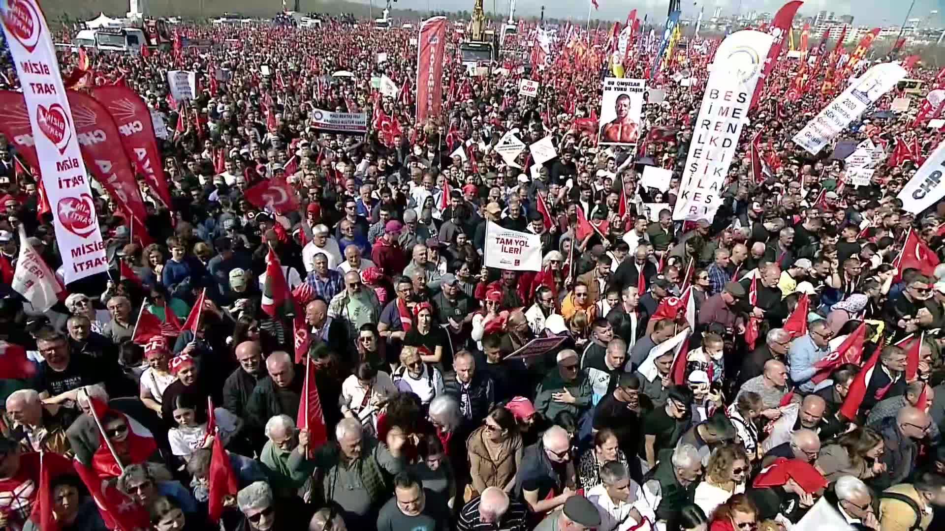 "Cumhurbaşkanı Adayımız Ekrem İmamoğlu'na Özgürlük Mitingi"... Özgür Özel: "Endişeyi korkuyu, ve yorgunluğu evde bıraktık"