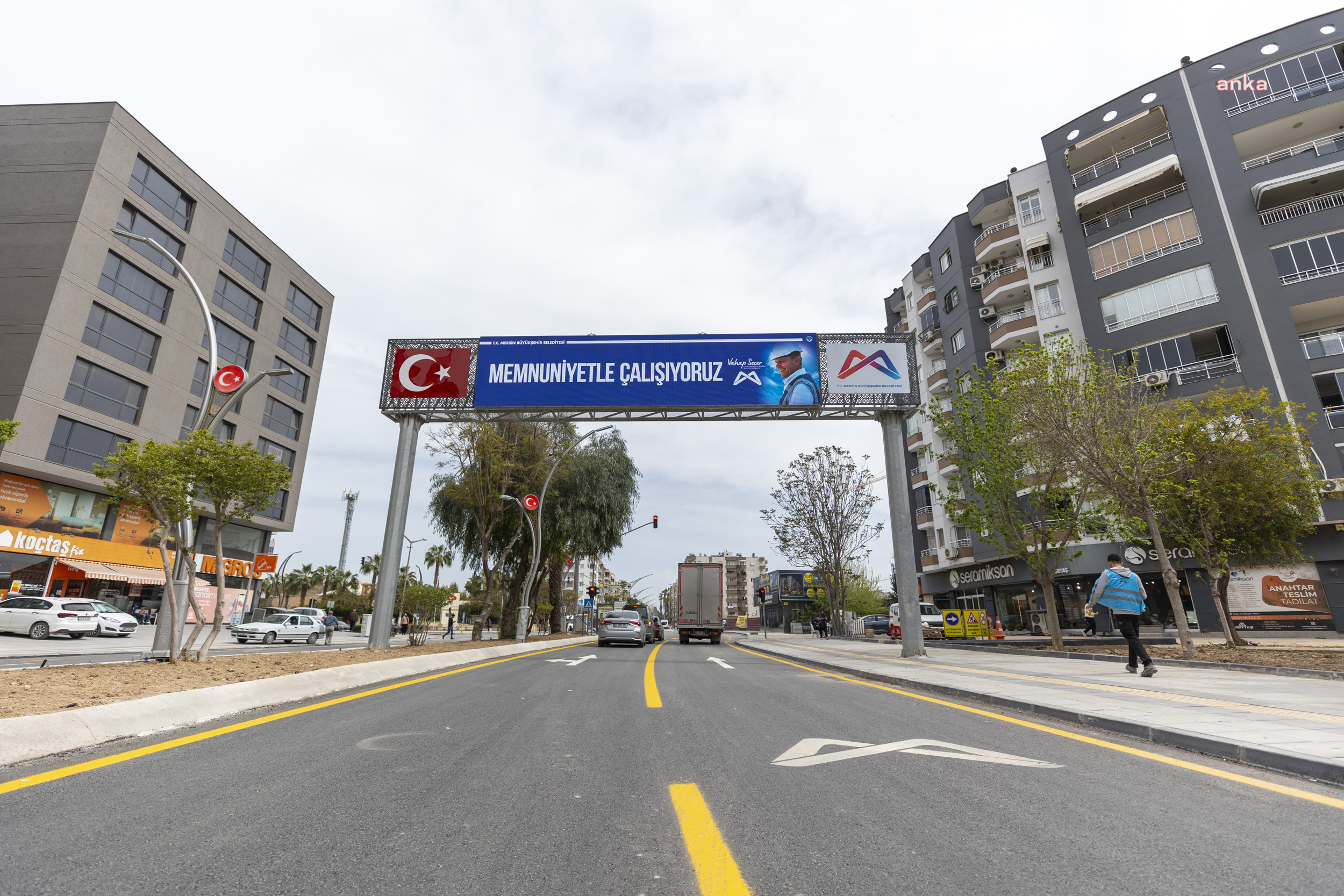 Mersin Büyükşehir Belediyesi, Tarsus'un batı girişini 72 saatte yeniledi