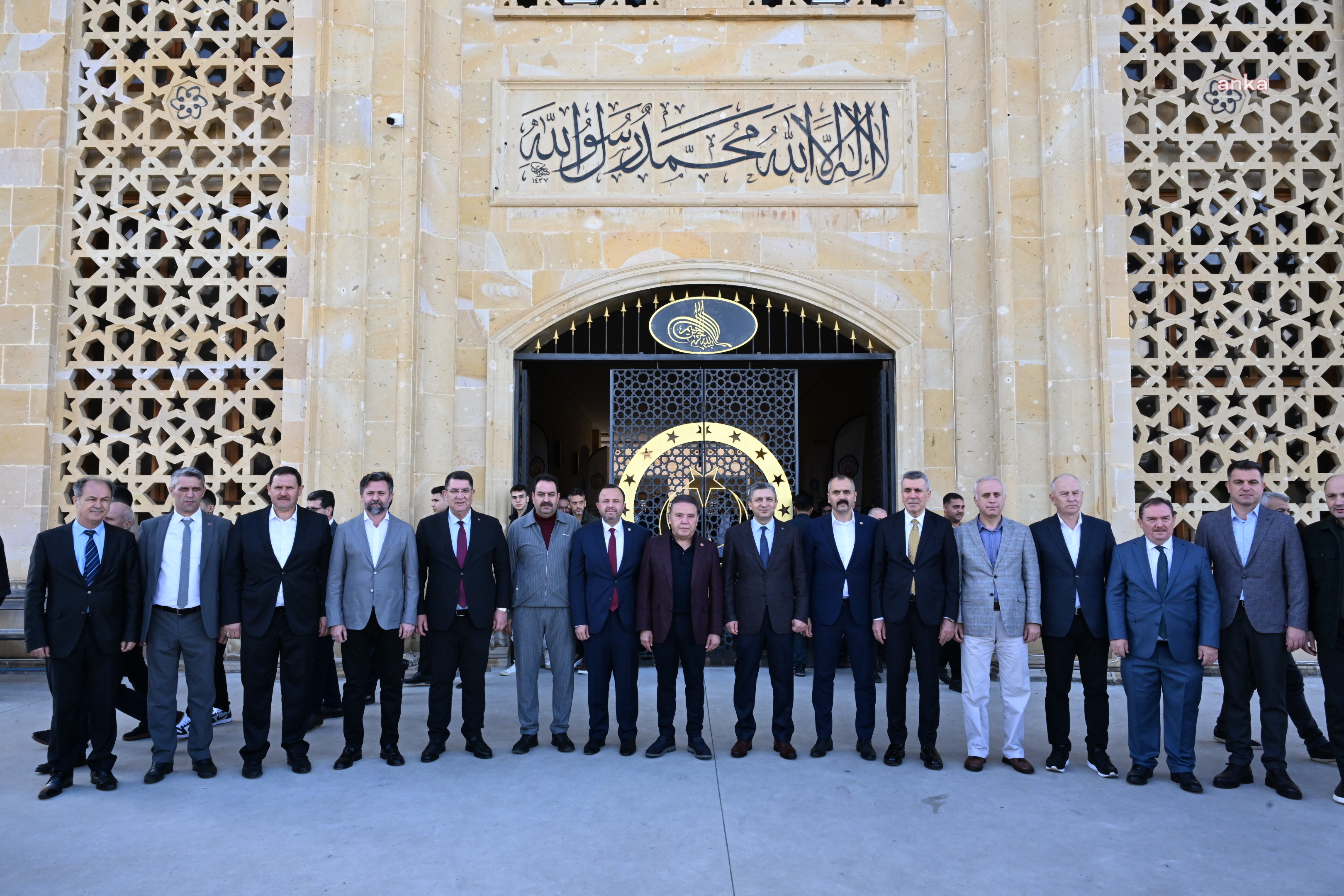 Antalya Büyükşehir Belediye Başkanı Böcek, vatandaşlarla bayramlaştı