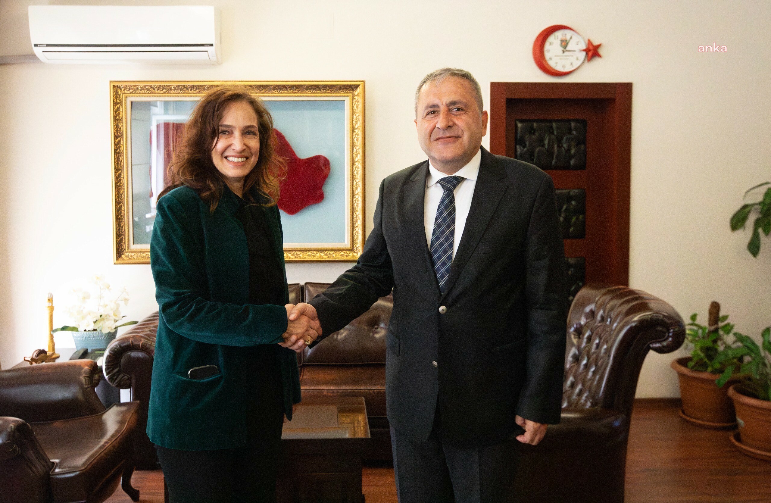 Karşıyaka Belediye Başkanı Ünsal, vatandaşların bayramını kutladı