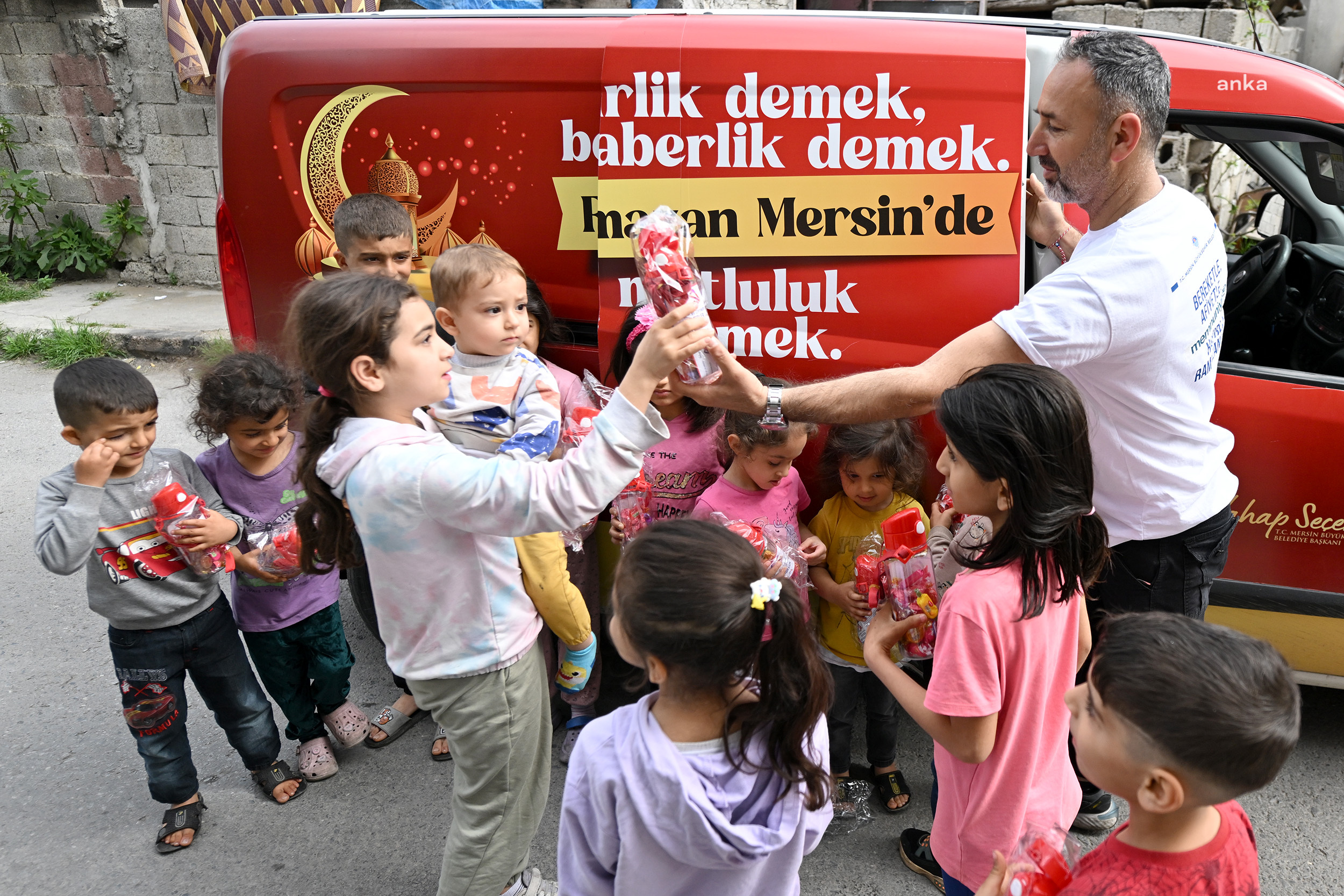 Mersin Büyükşehir Belediyesi'nden 60 bin çocuğa suluk ve şeker