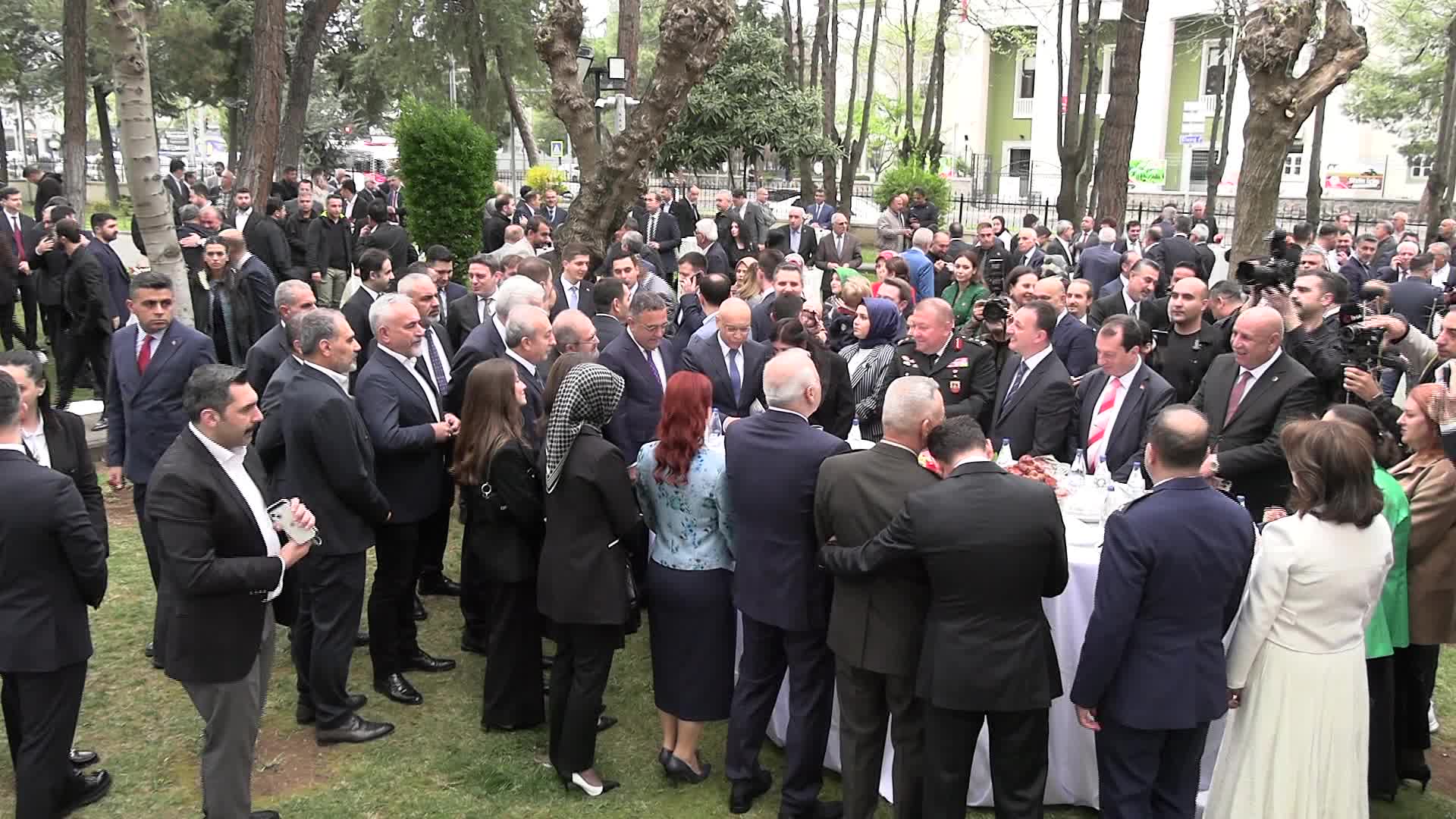 Diyarbakır'da protokol halkla bayramlaştı