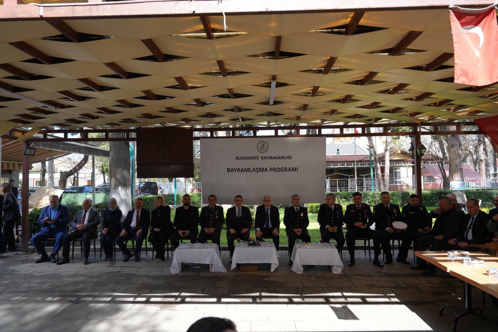 Burhaniye'de ilçe protokolü, vatandaşların bayramını kutladı