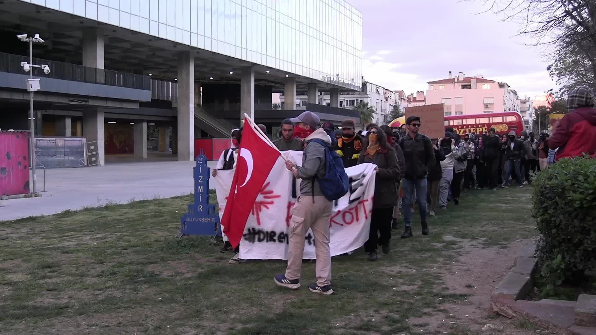 İmamoğlu protestoları sürüyor… İzmir’de öğrenciler bayramda da eylem yaptı: Keyfi rejimin sopasına boyun eğmeyeceğiz