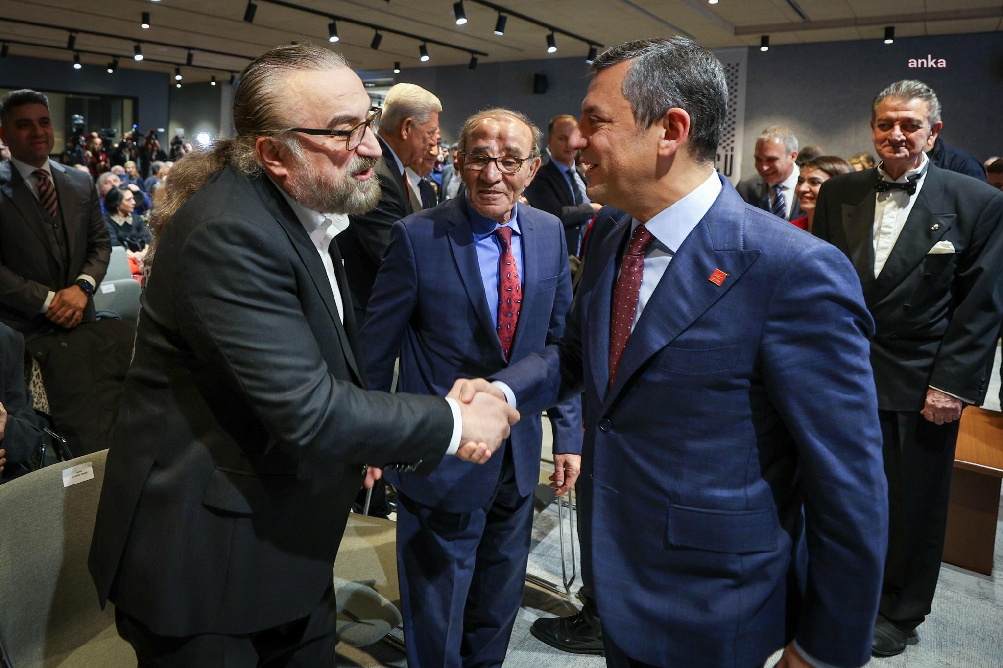 Özgür Özel: “Atatürk ve Cumhuriyet sevdalısı değerli sanatçımız Volkan Konak'ı kaybetmenin derin üzüntüsünü yaşıyoruz”