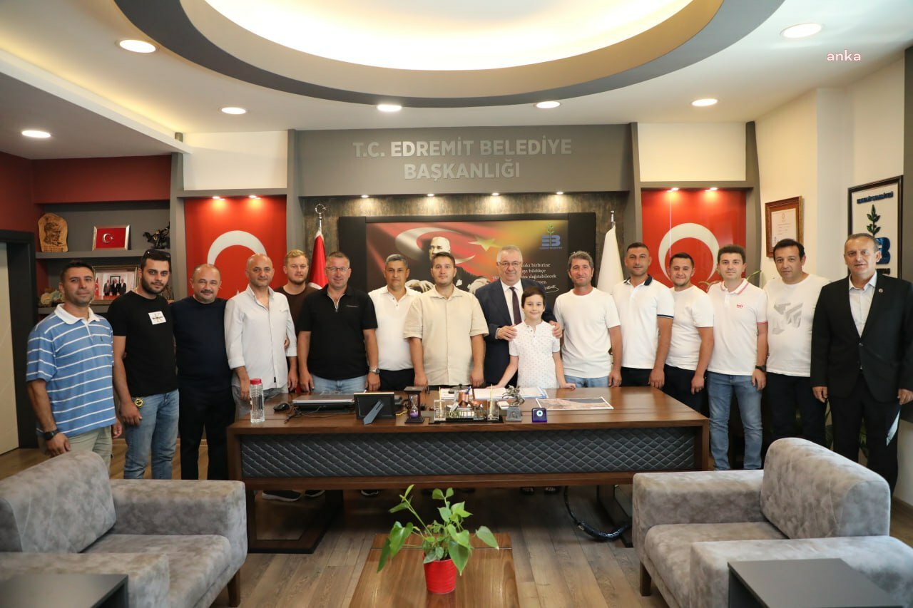 Edremit Belediye Başkanı Ertaş, vatandaşlarla bayramlaştı