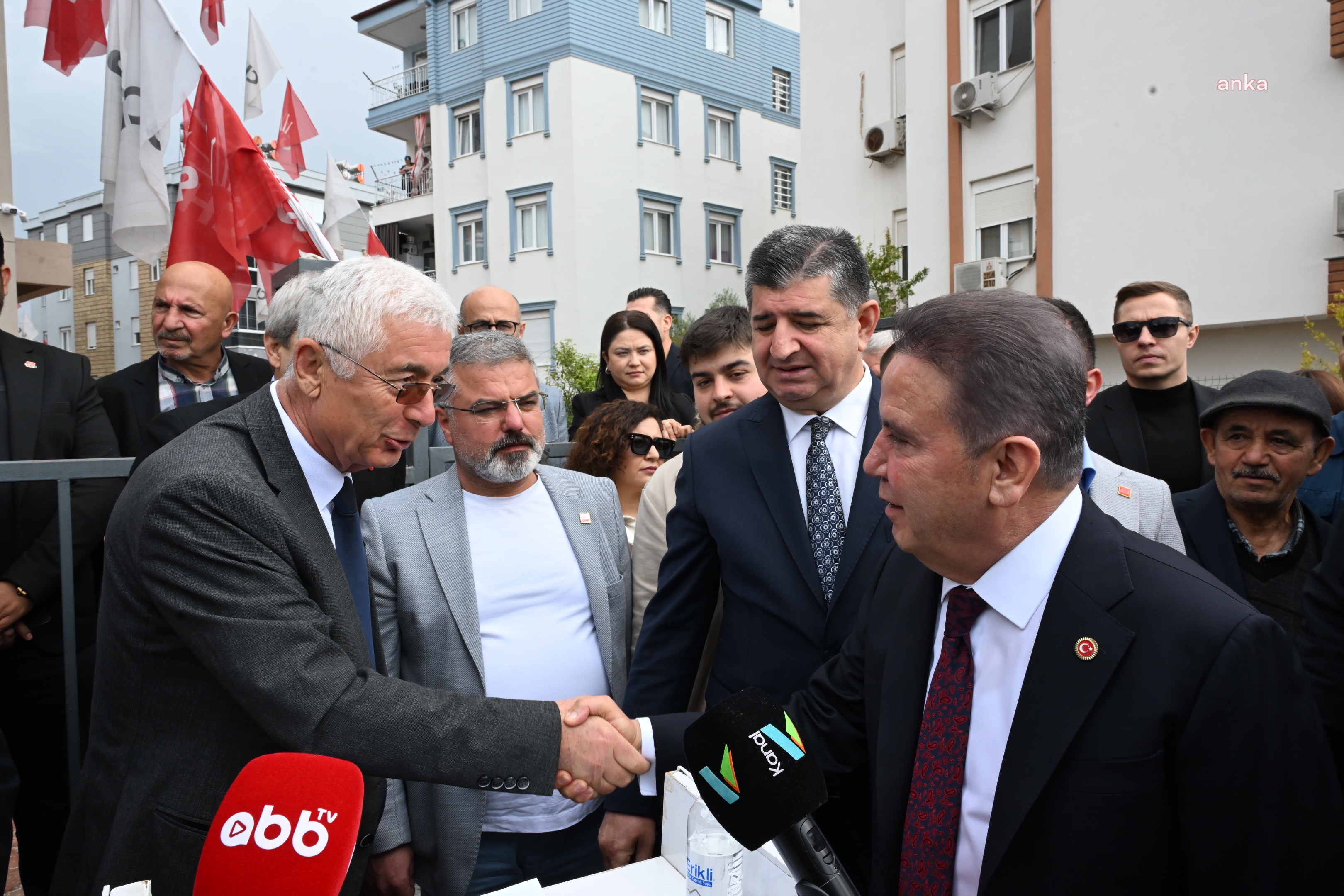 Antalya Büyükşehir Belediye Başkanı Böcek, CHP İl Başkanlığı’nda partililerle bayramlaştı