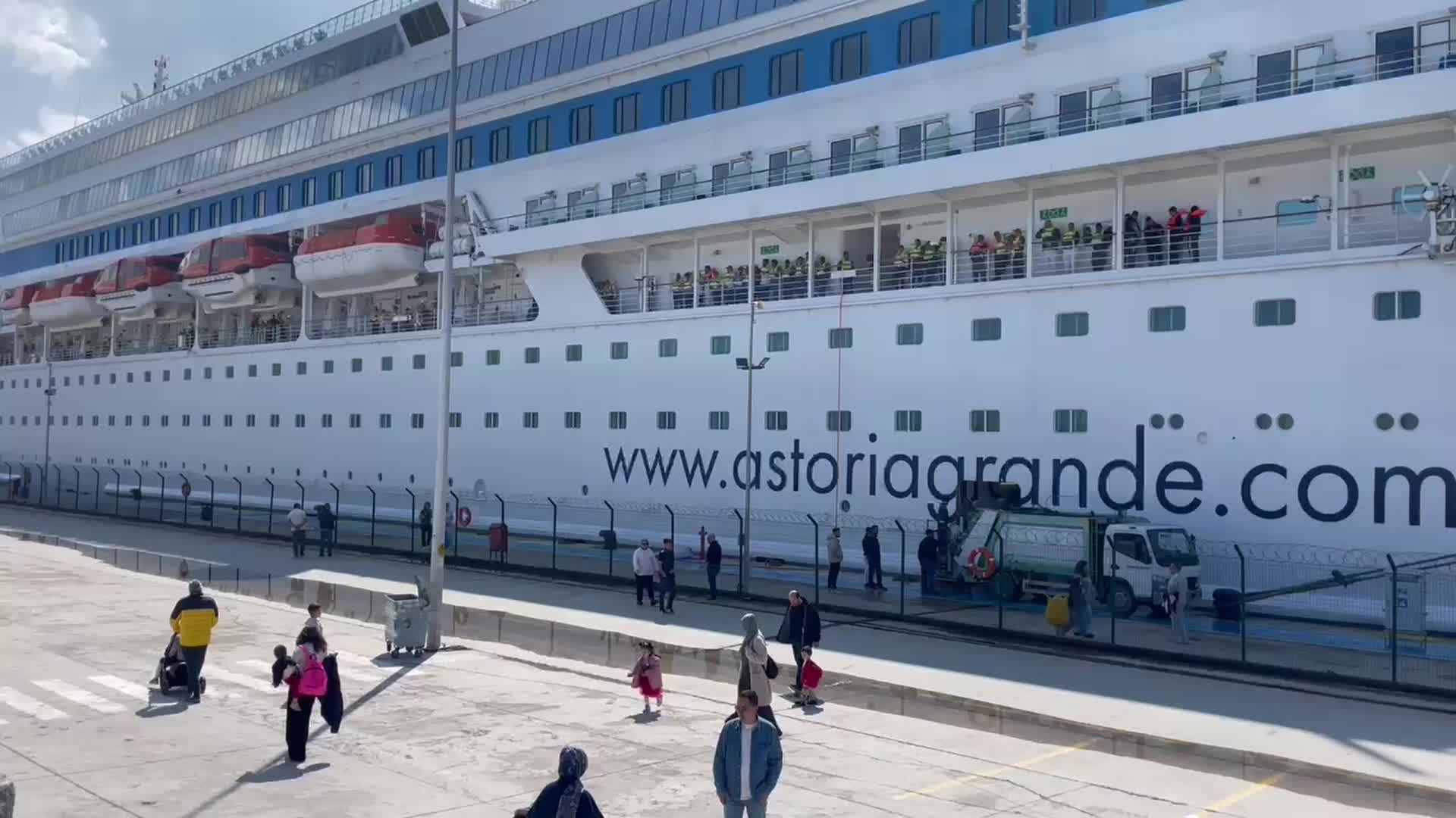 Astoria Grande Kruvaziyer Gemisi Amasra Limanı'na Demir Attı... Başkan Çakır: "Kruvaziyer ziyareti, yerel ekonomimize önemli bir destek sunuyor"