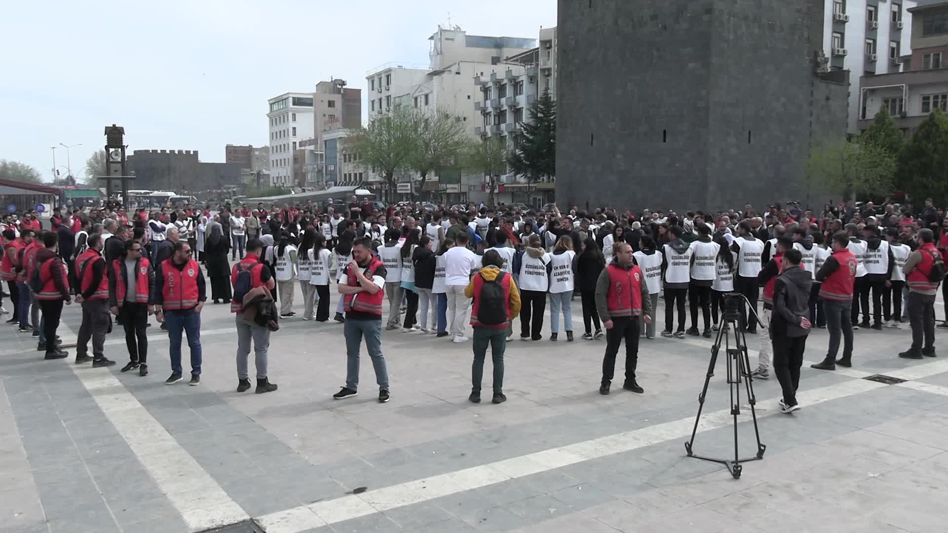 DEM Partililer Öcalan’ının doğum gününü kutlamak için Diyarbakır’dan Şanlıurfa’ya yürüyüş başlattı