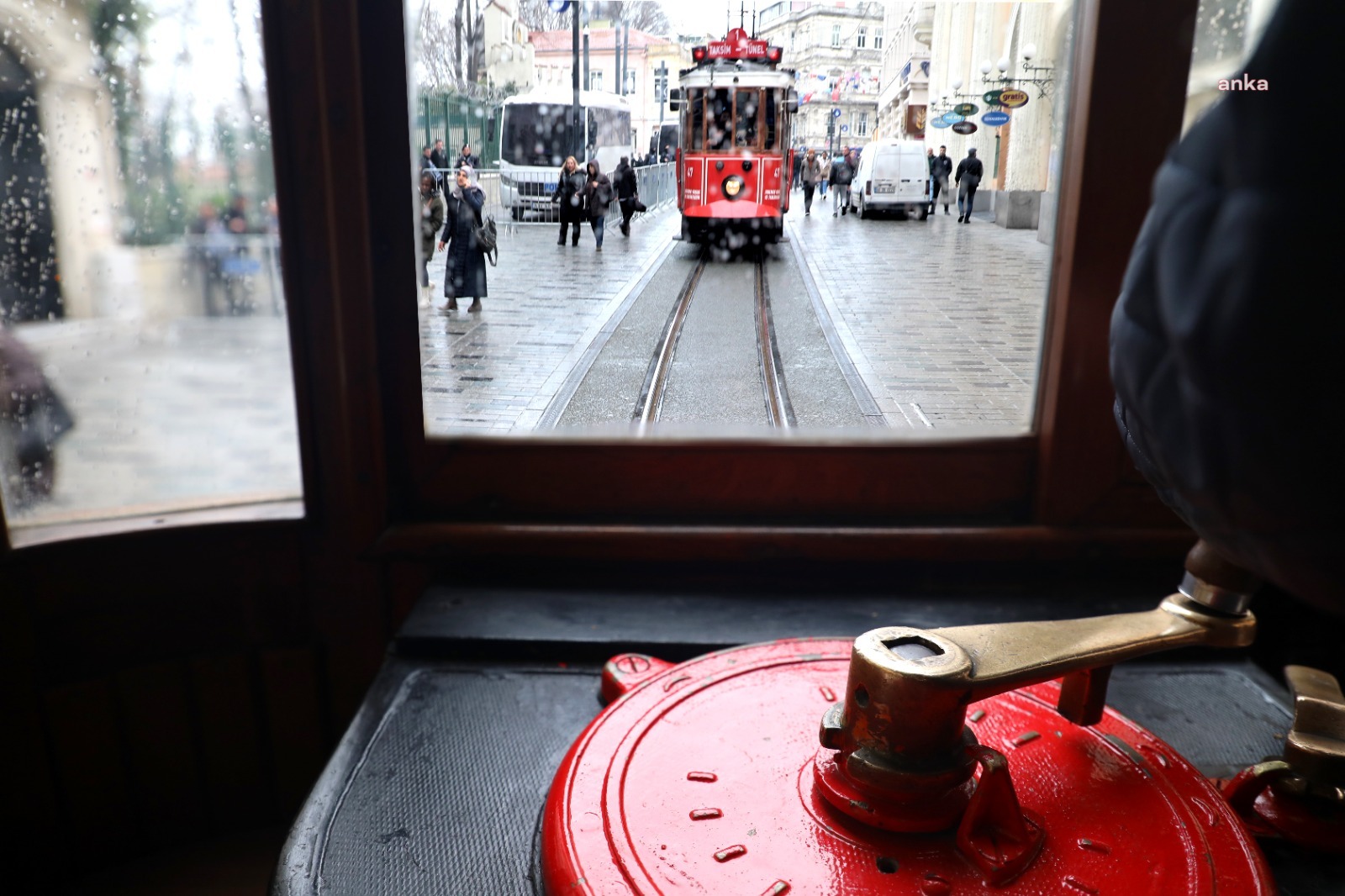 İETT’den Volkan Konak’a vefa: Nostaljik tramvayda unutulmaz şarkılarıyla anılıyor