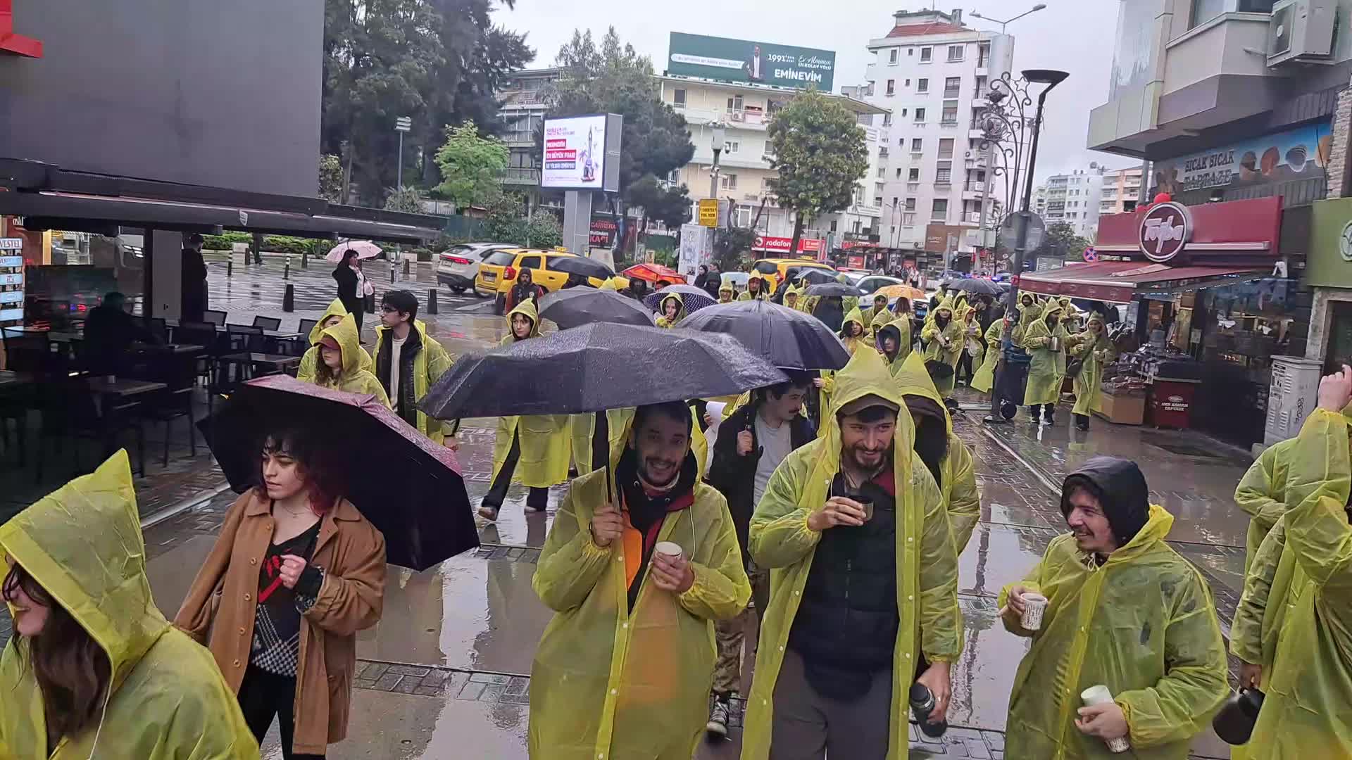 Boykot gününde İzmir’de ikram etkinliği ve takas şenliği düzenlendi: “Burada paranın hükmü yok”