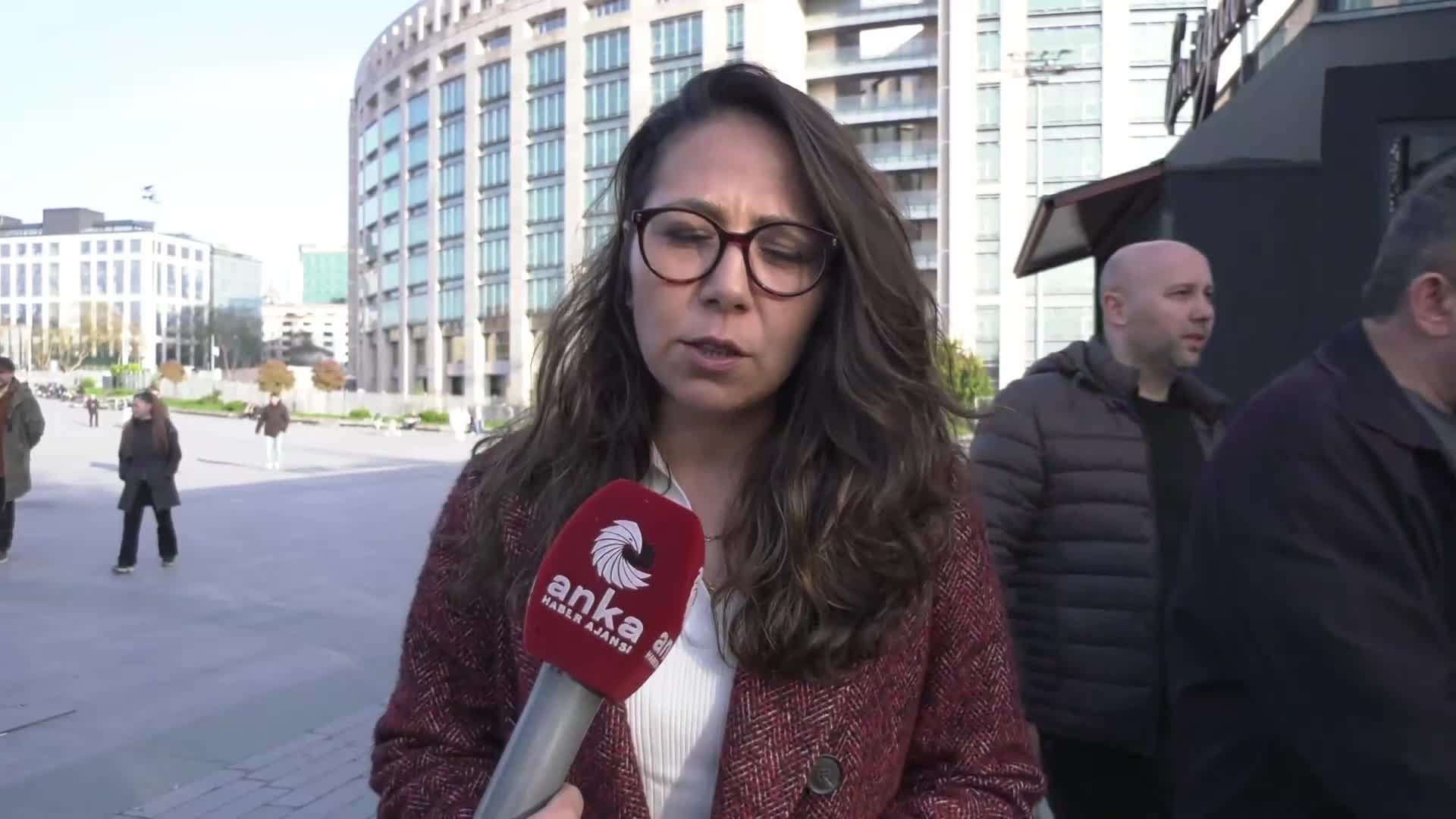 Sera Kadıgil: Adliyenin önünde arkadaşlarımızı teslim almak için bekliyoruz
