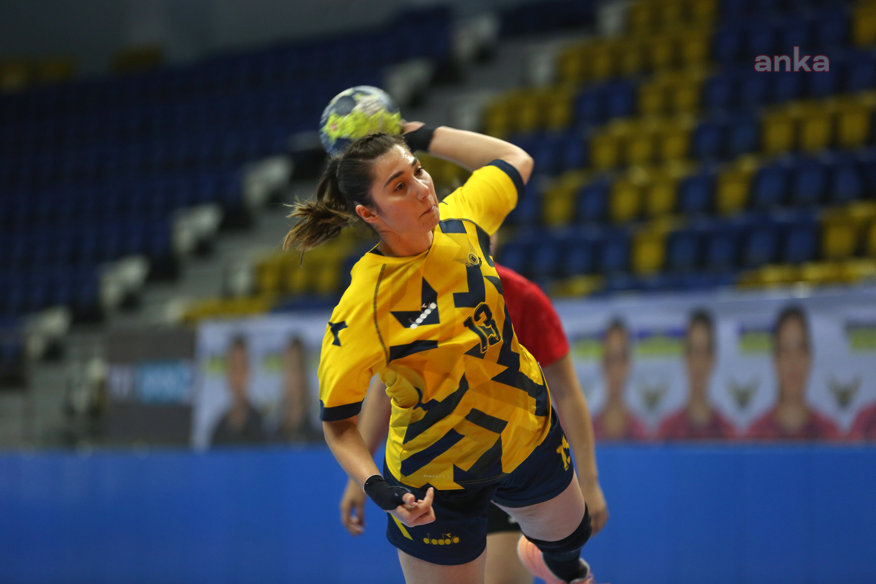 YENİMAHALLE BELEDİYESİ KADIN HENTBOL TAKIMI ZİRVEYE OTURDU
