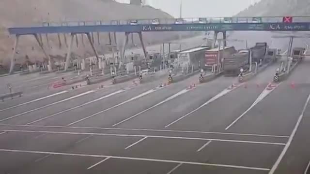 Otomobil tırın altına girdi: 4 ölü