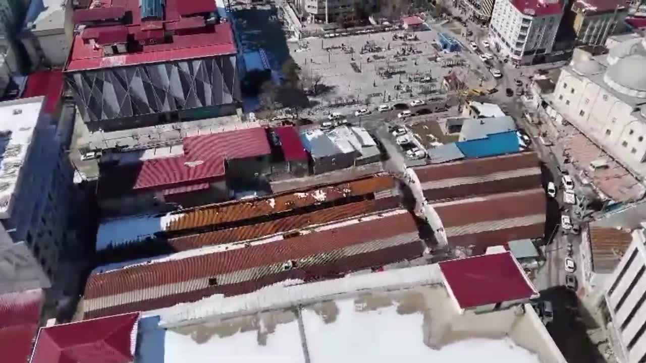 Van Mısır Çarşısı esnafı: "Yıkılan, yanan dükkanlarımıza çare bulunmasını istiyoruz"