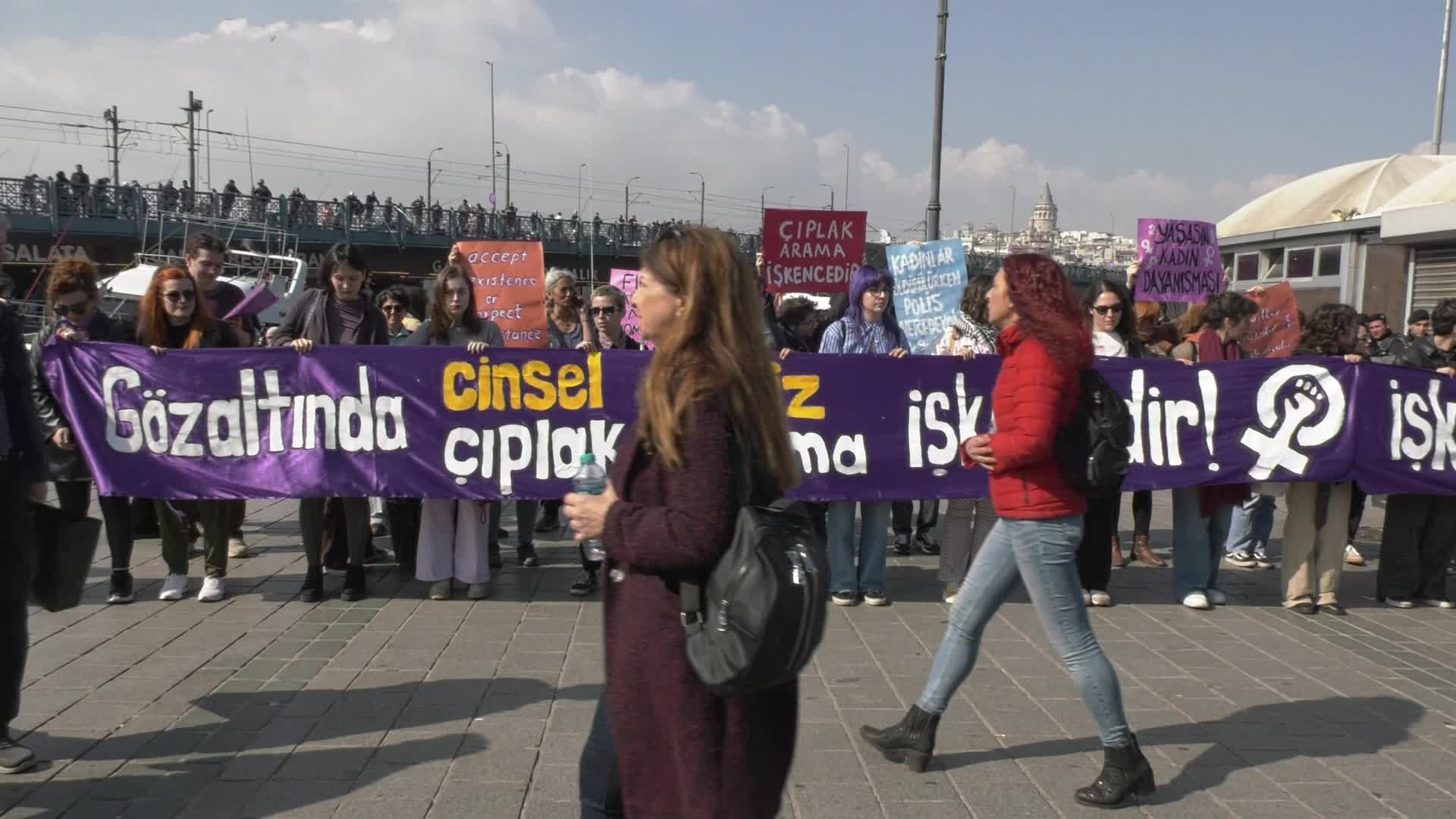 Feministlerden Eminönü'nde 'gözaltında çıplak arama' protestosu: "Gözaltında, hapishanede usulsüz çıplak arama, cinsel işkencedir"