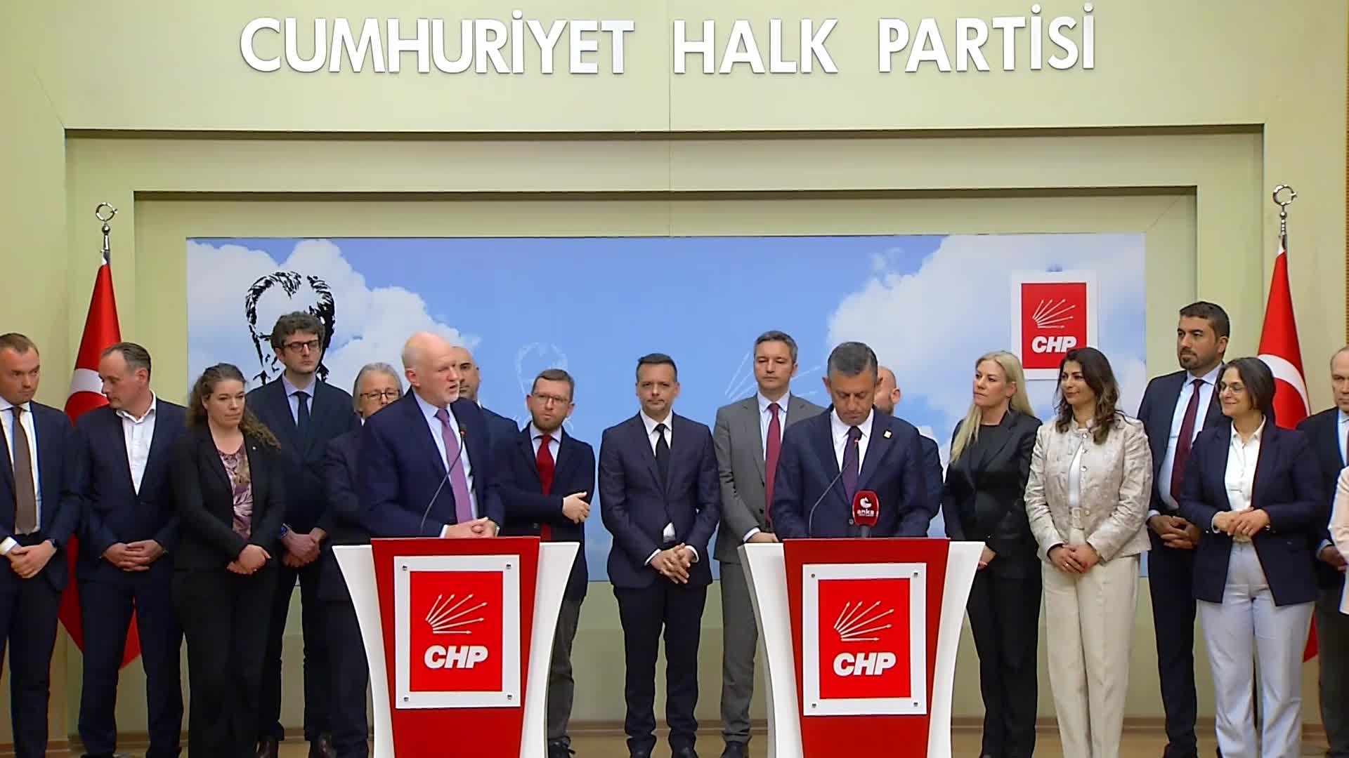 Avrupa Sosyalist Partisi'nden CHP'ye ziyaret... George Papandreou: Ekrem'le gurur duyuyoruz. Bu mücadele demokrasi ile otokrasi arasında bir mücadele