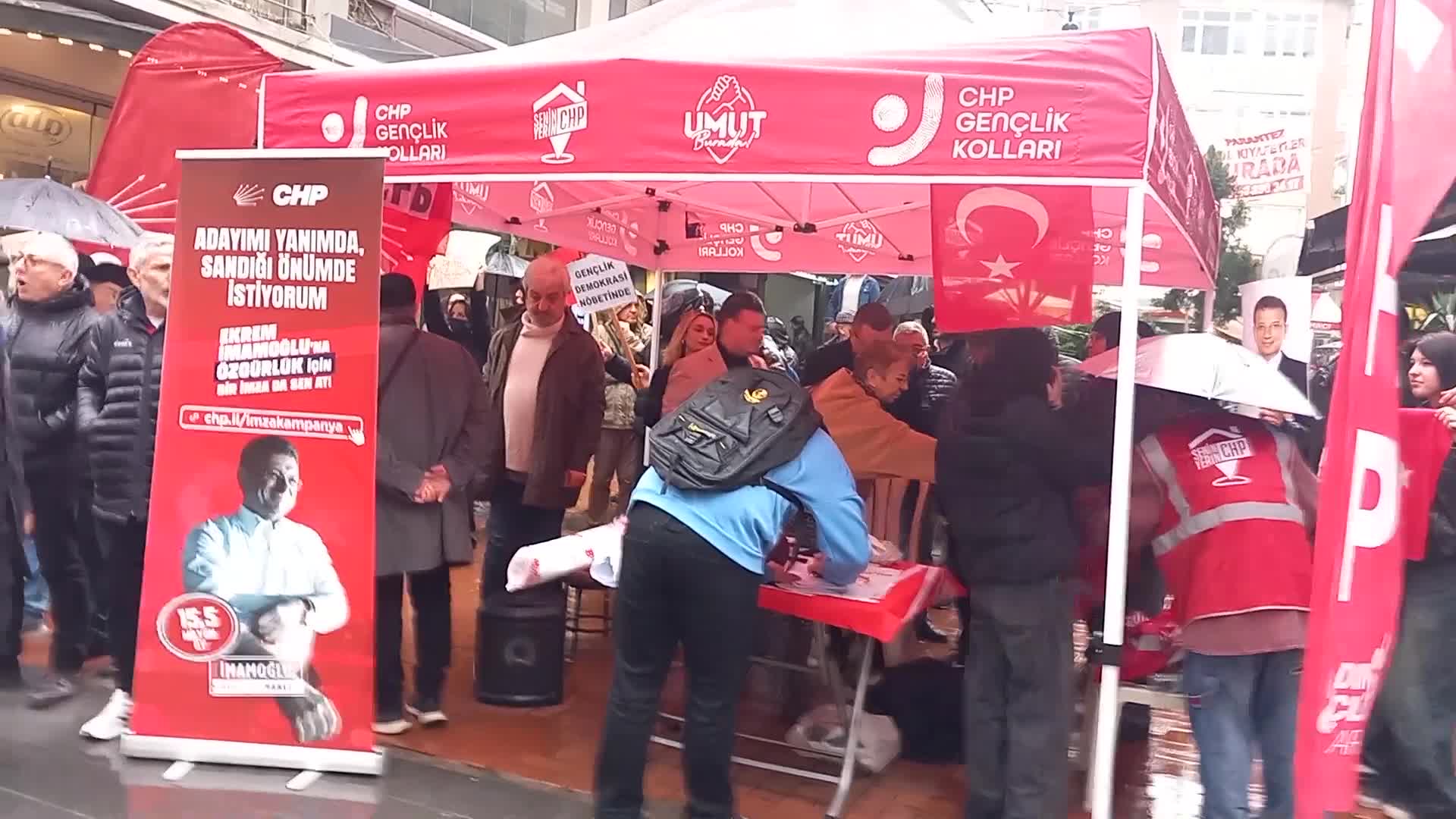 CHP İlkadım İlçe Gençlik Kolları'ndan tutuklamalara 'adaletin cenaze helvası'yla protesto