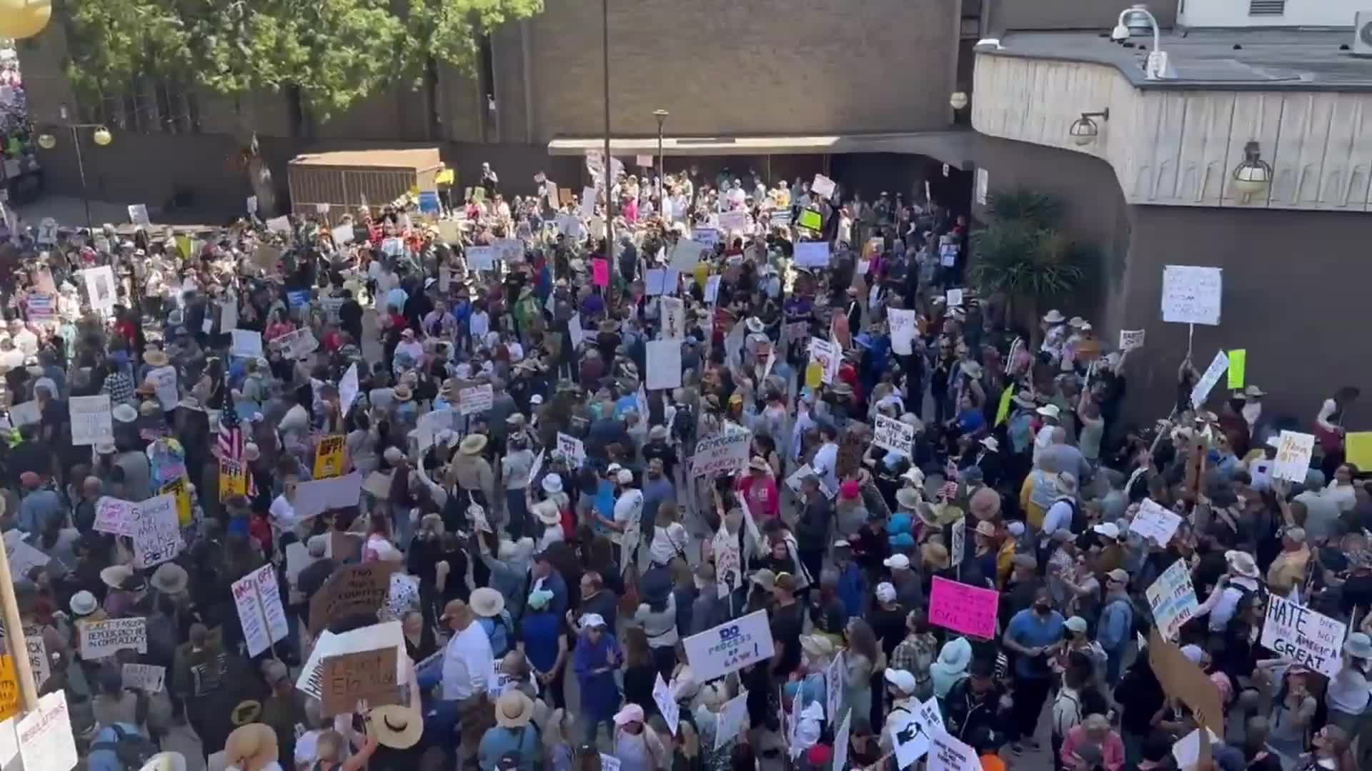 ABD genelinde Trump ve Musk'a karşı “Demokrasi, hak ve özgürlüklerinden ellerini çek” protestoları düzenlendi