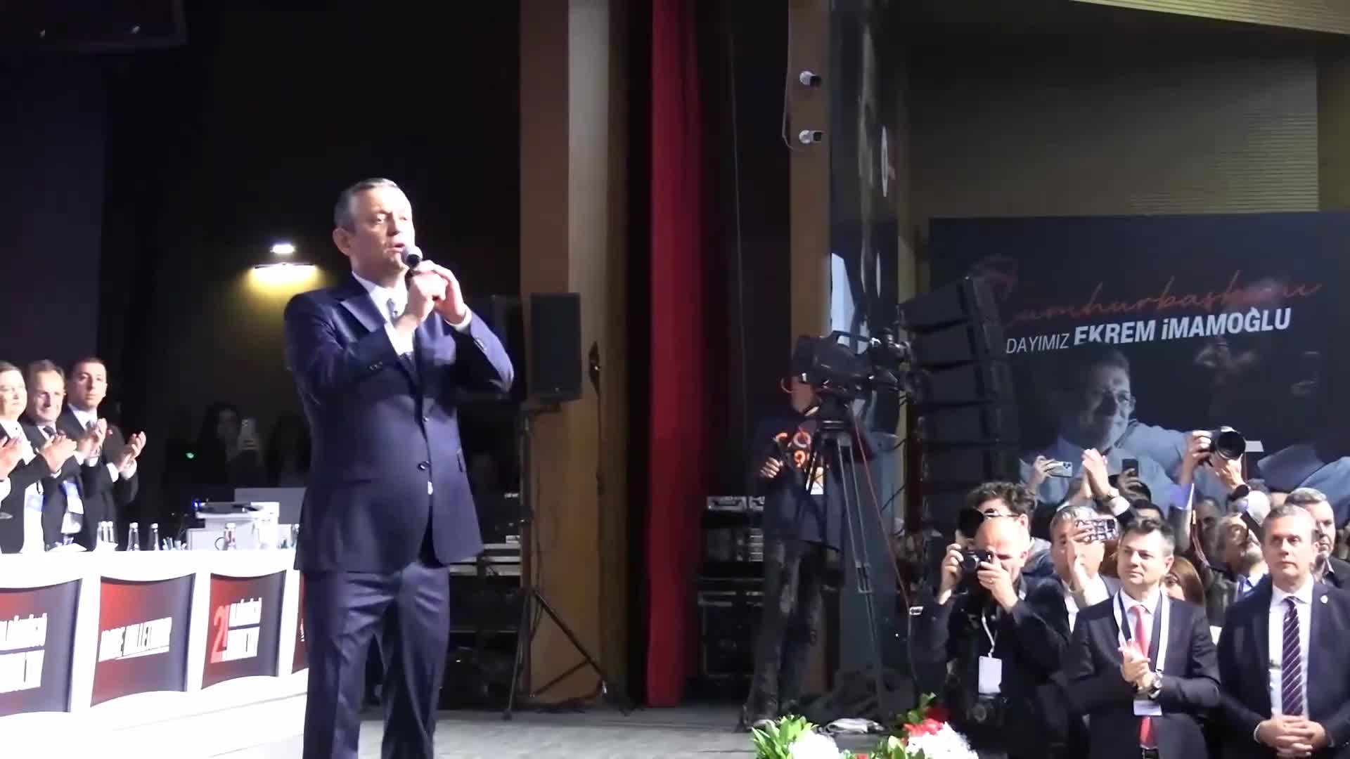 CHP'nin 21. Olağanüstü Kurultayı... Berhan Şimşek: “Hızlandırılmış bir kurultay, hızlandırılmış bir saat, hızlandırılmış bir yapı”