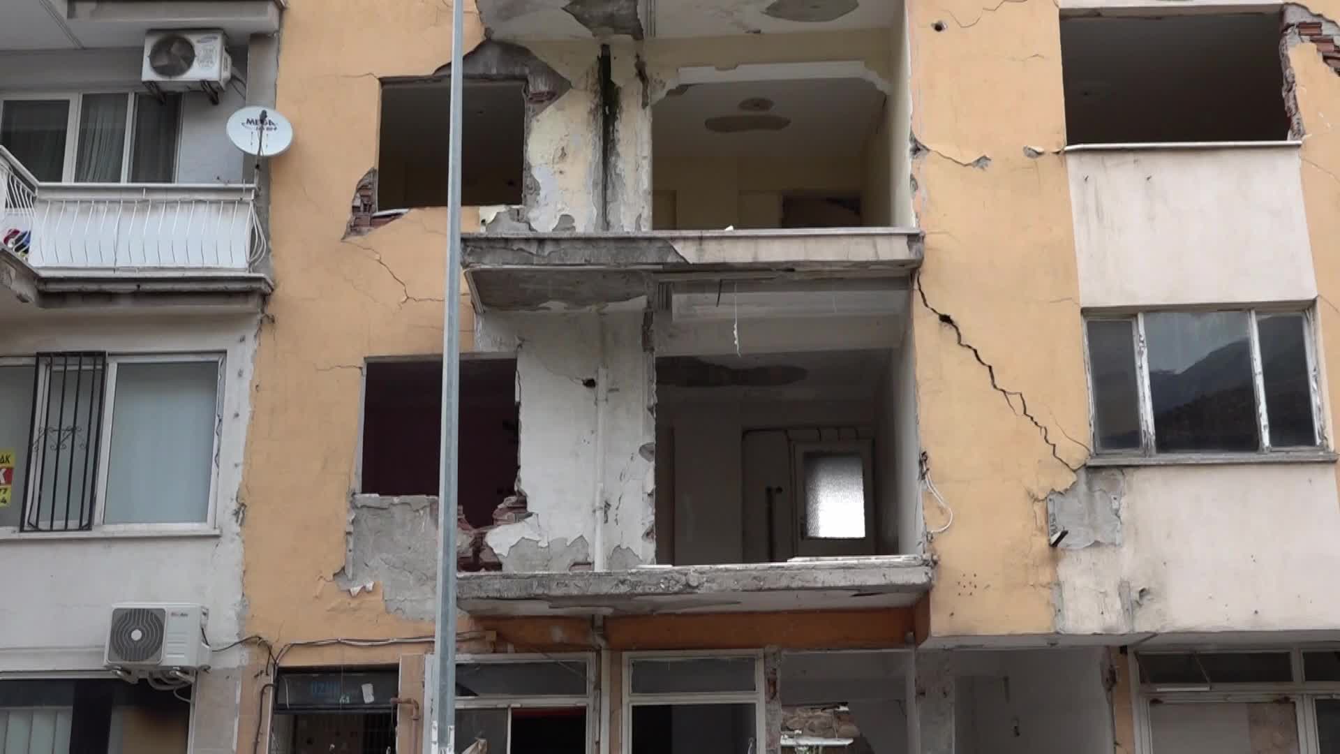 Manisa'da vatandaşların çağrısı karşılıksız kalmadı, riskli bina için harekete geçildi