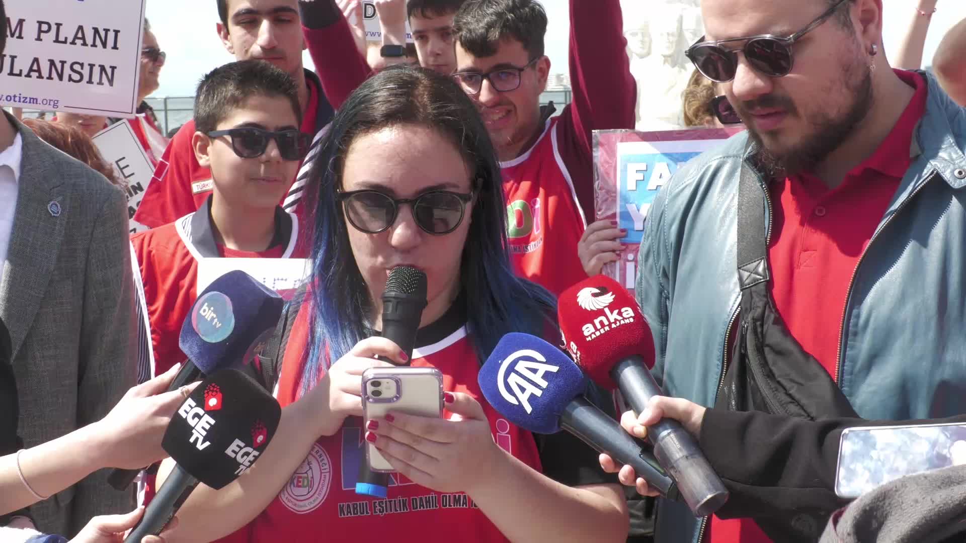 Otizmli eşit yurttaşlık için yürüdü: “Hala eşit yurttaşlık haklarıyla yaşayabileceğimiz bir dünyanın özlemini çekiyoruz”