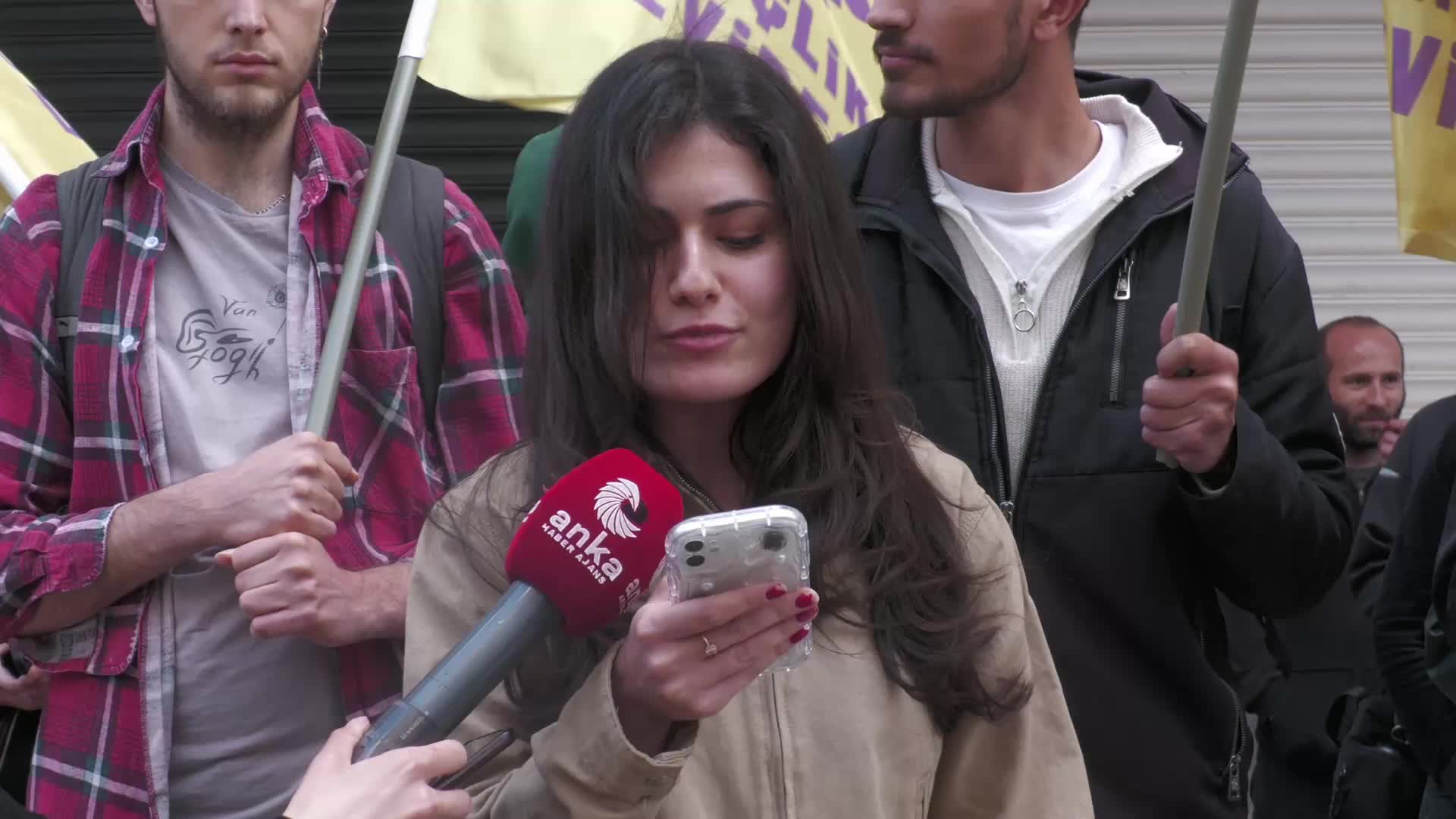 İzmir'de şikayet ettiği iki öğrencinin tutuklanmasına neden olmakla suçlanan esnafa protesto