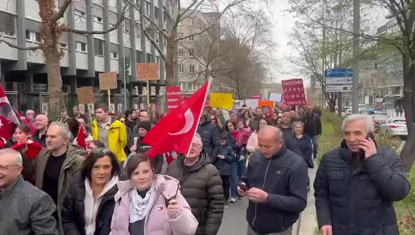 Karlsruhe’de gurbetçiler adalet, hukuk ve demokrasi için yürüdü