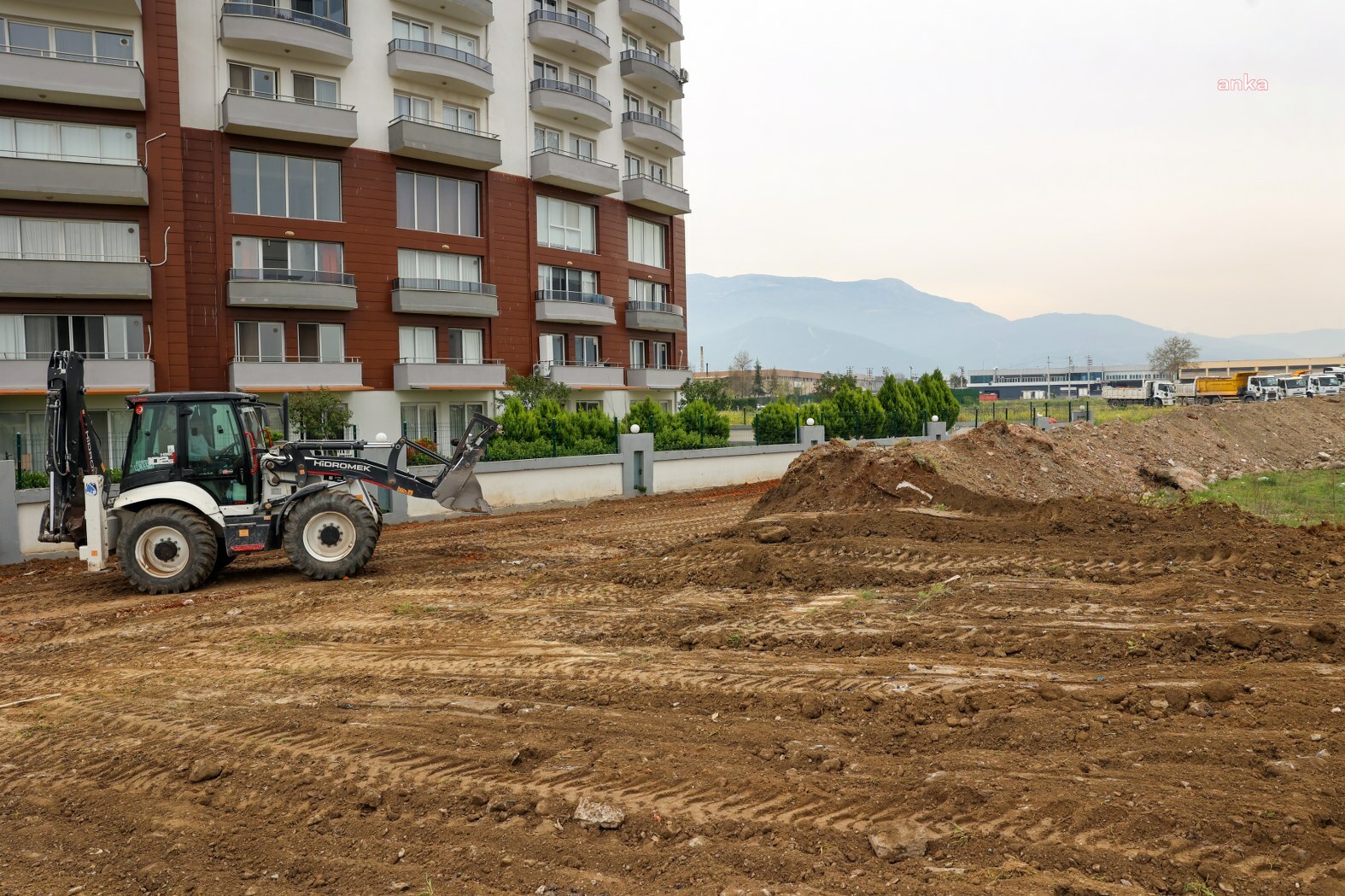 Yunusemre Belediyesi'nden Güzelyurt'ta yol açma çalışması