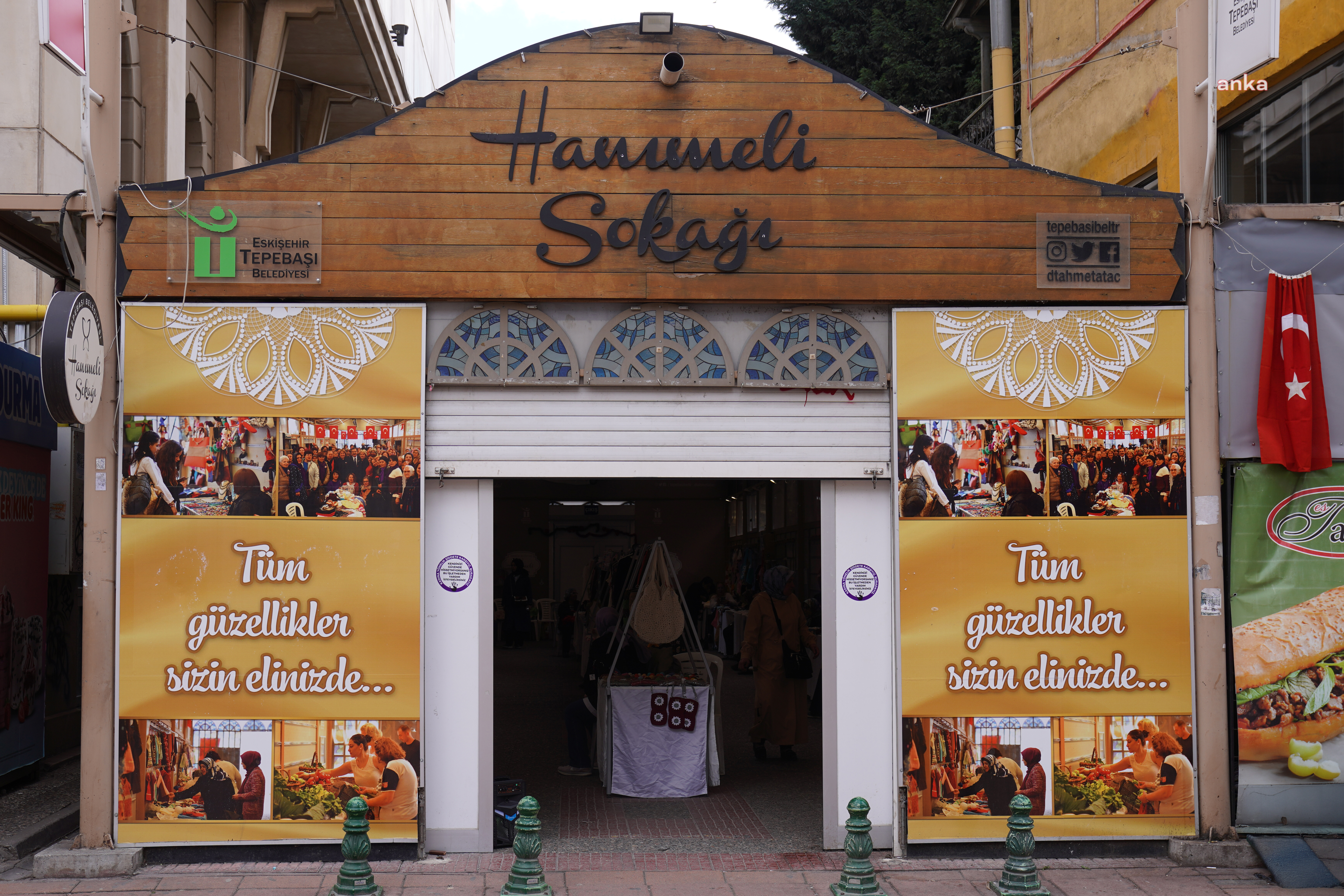Tepebaşı Hanımeli Sokağı'nda el emeği ürünler kent halkı ile buluşuyor