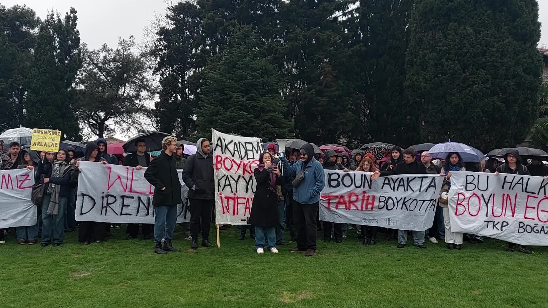 Boğaziçili öğrenciler arkadaşları için eylem yaptı: Demokratik hak ve özgürlükleri savunmak suç değildir