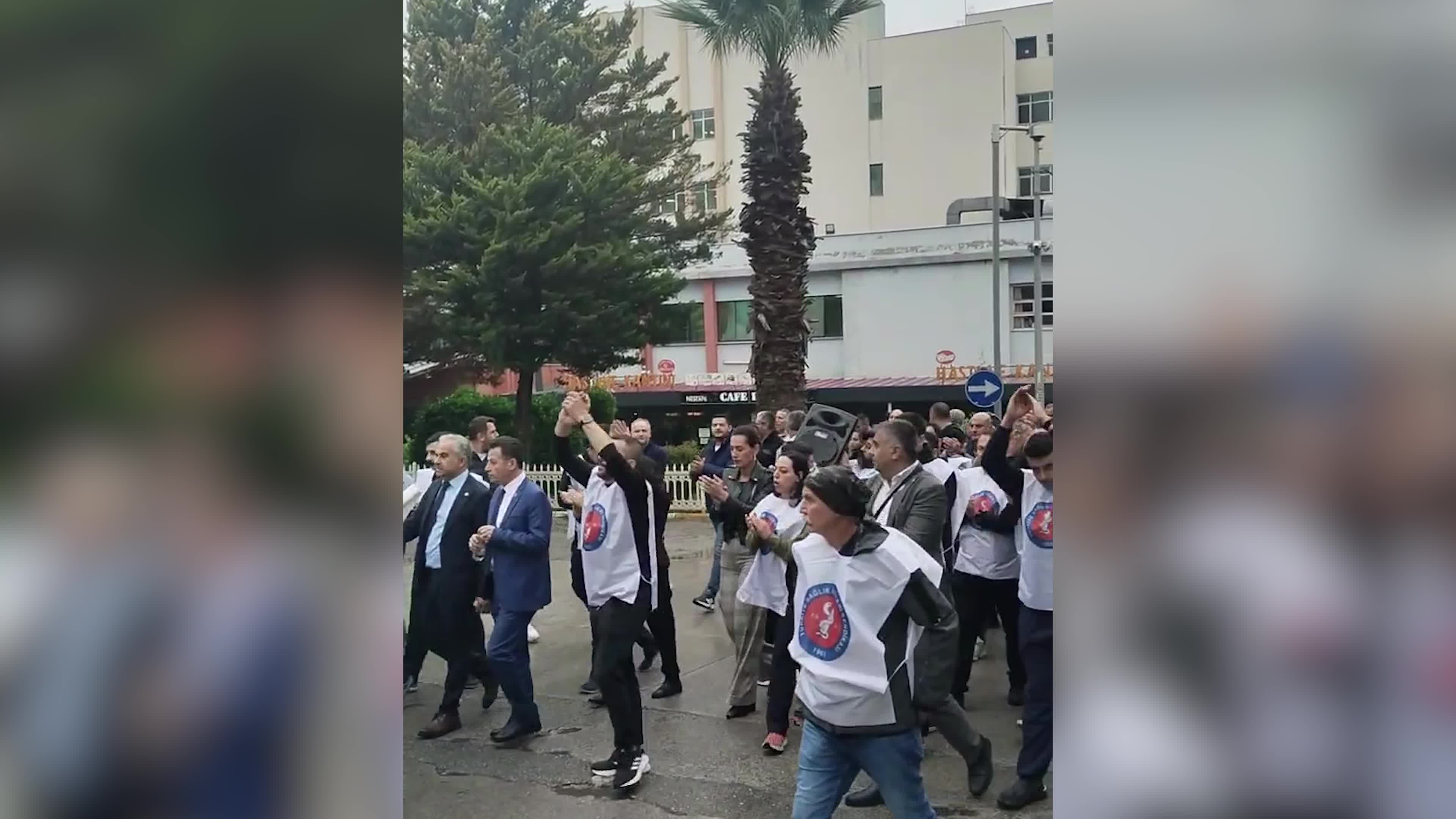 TİS süreci tıkandı: Dokuz Eylül Üniversitesi Hastanesi işçileri hakları için yürüdü