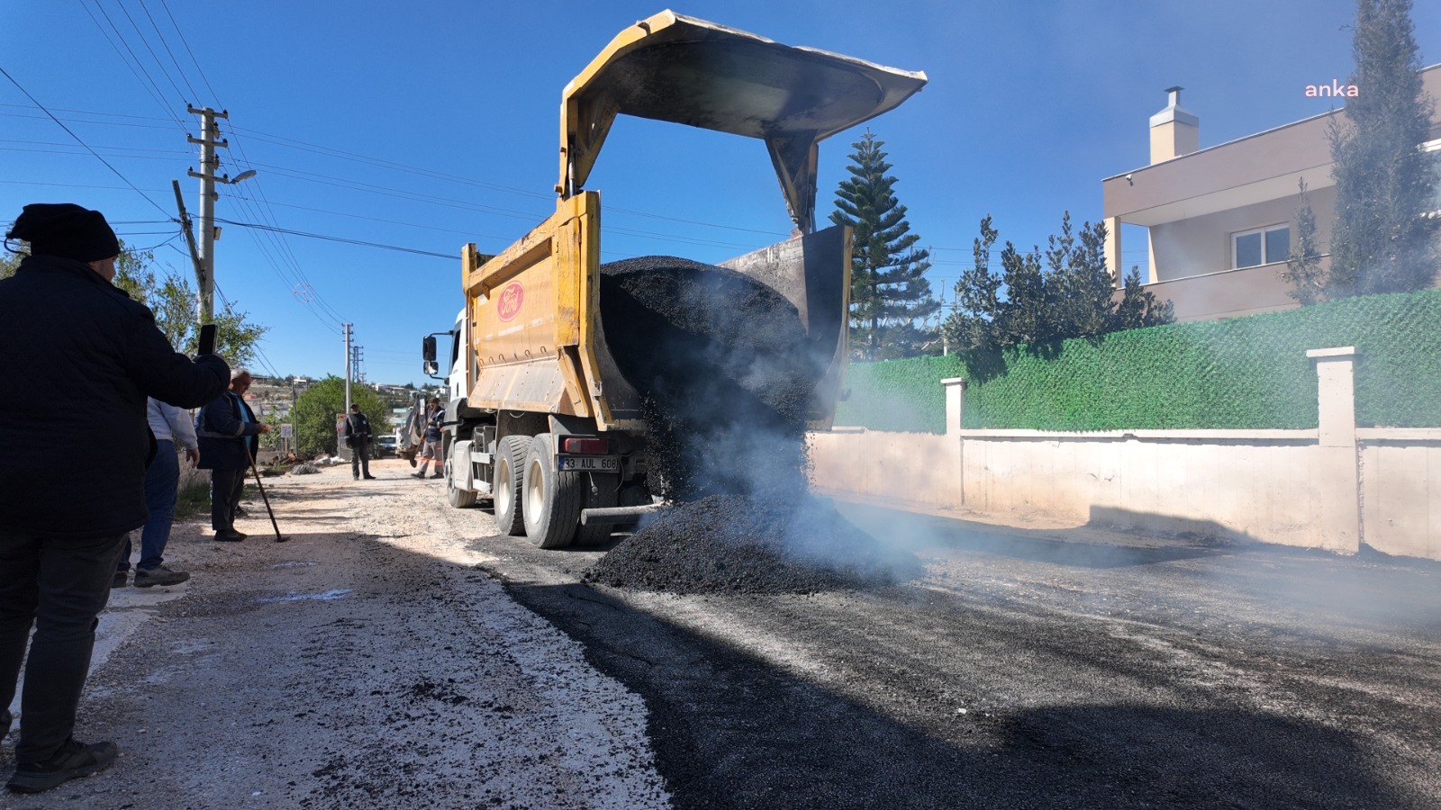 Silifke Belediyesi, ilçe genelinde yol çalışmalarını sürdürüyor