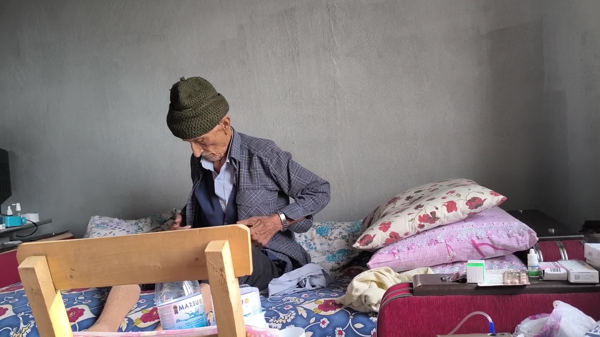 Osmaniye'de bakıma muhtaç 91 yaşındaki Mehmet Bozdoğan: "Hastaneye gidecek param yok"