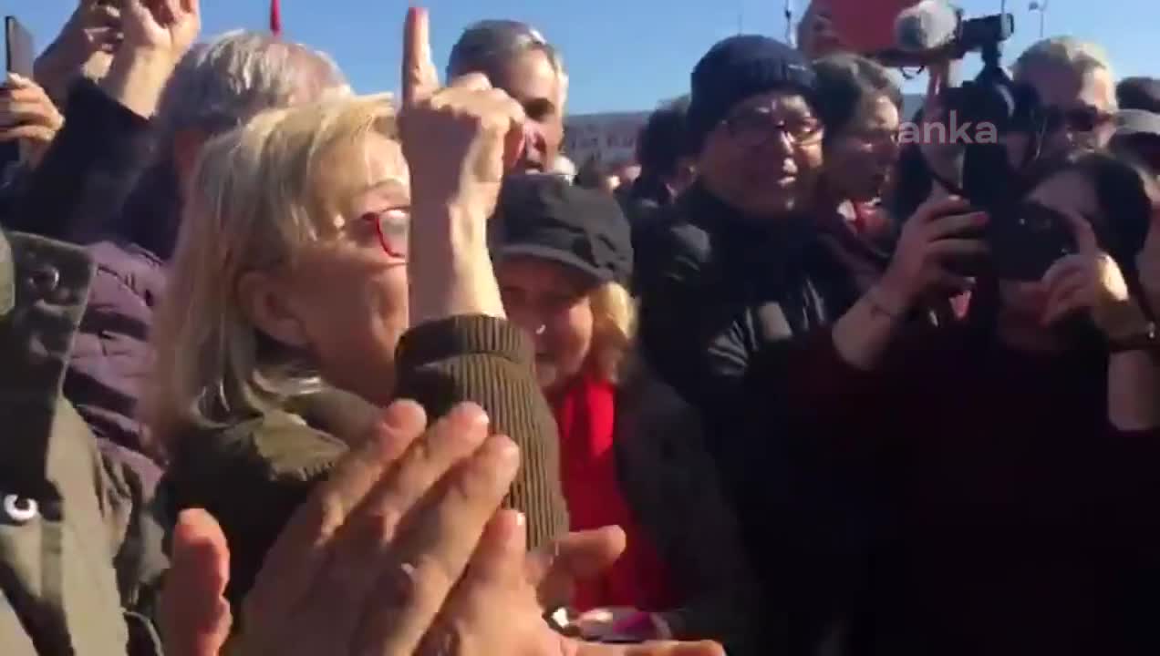 Mücella Yapıcı'dan Yılmaz Tunç'a "çıplak arama" yanıtı: Size kazandığım çıplak arama dava dosyasını göndereyim... Samimiyseniz o görevlileri azlediniz!