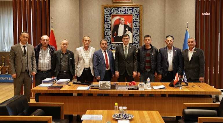 Kütahya Belediye Başkanı Kahveci, Muhtarlar Derneği yönetimini makamında ağırladı